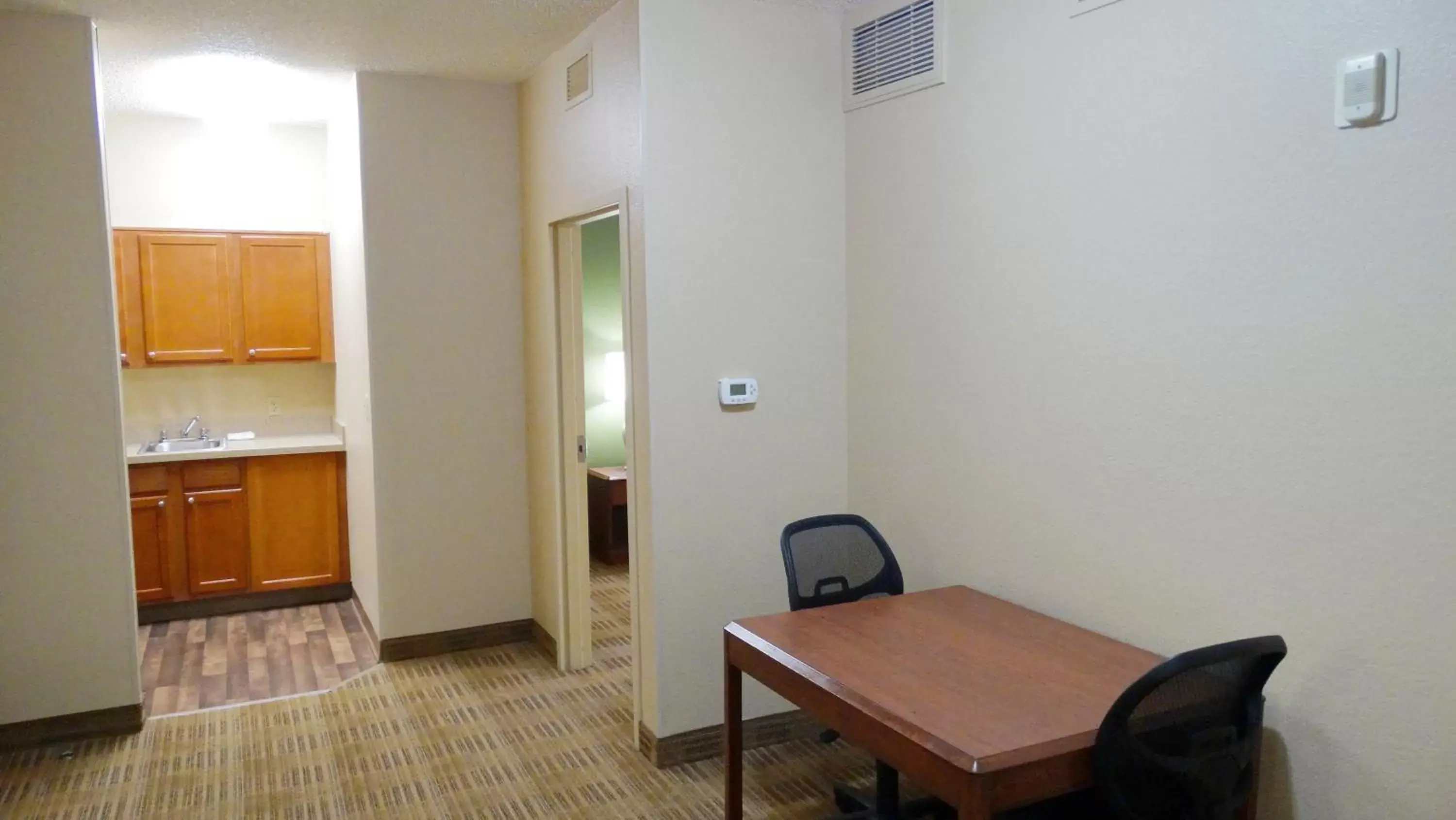 Kitchen or kitchenette, Dining Area in Extended Stay America Suites - Dallas - Frankford Road
