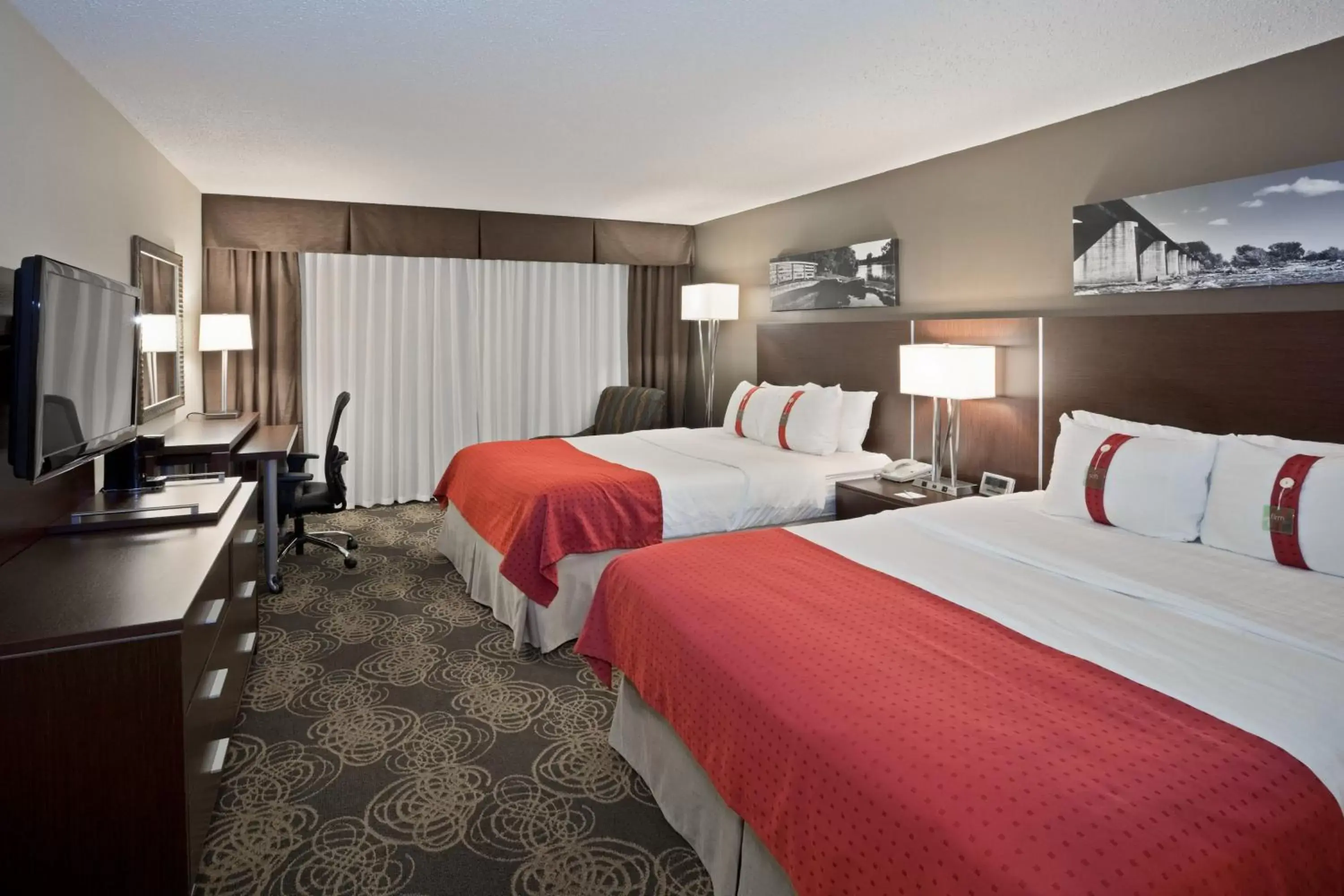 Photo of the whole room, Bed in Holiday Inn Sioux Falls-City Center, an IHG Hotel