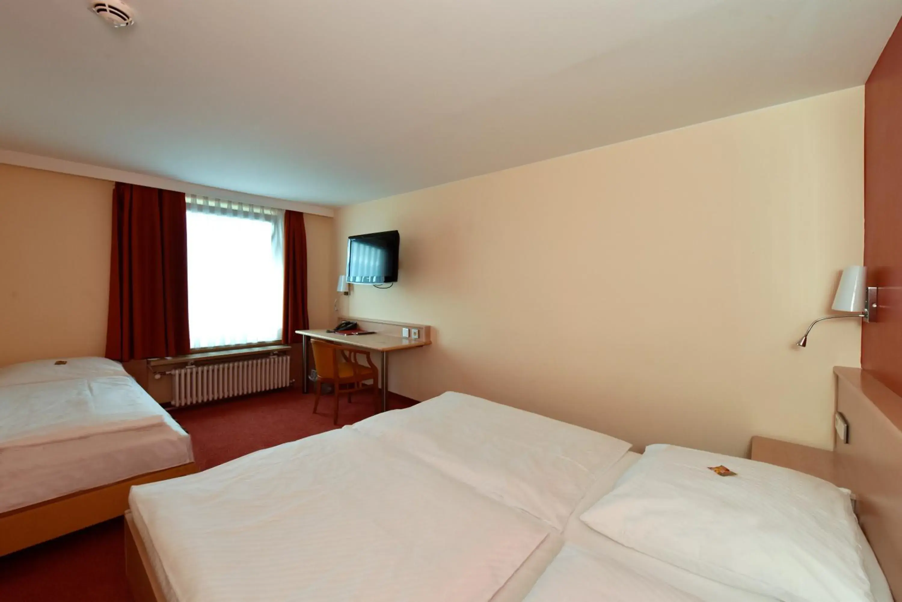 Photo of the whole room, Bed in Hotel ADRIA München