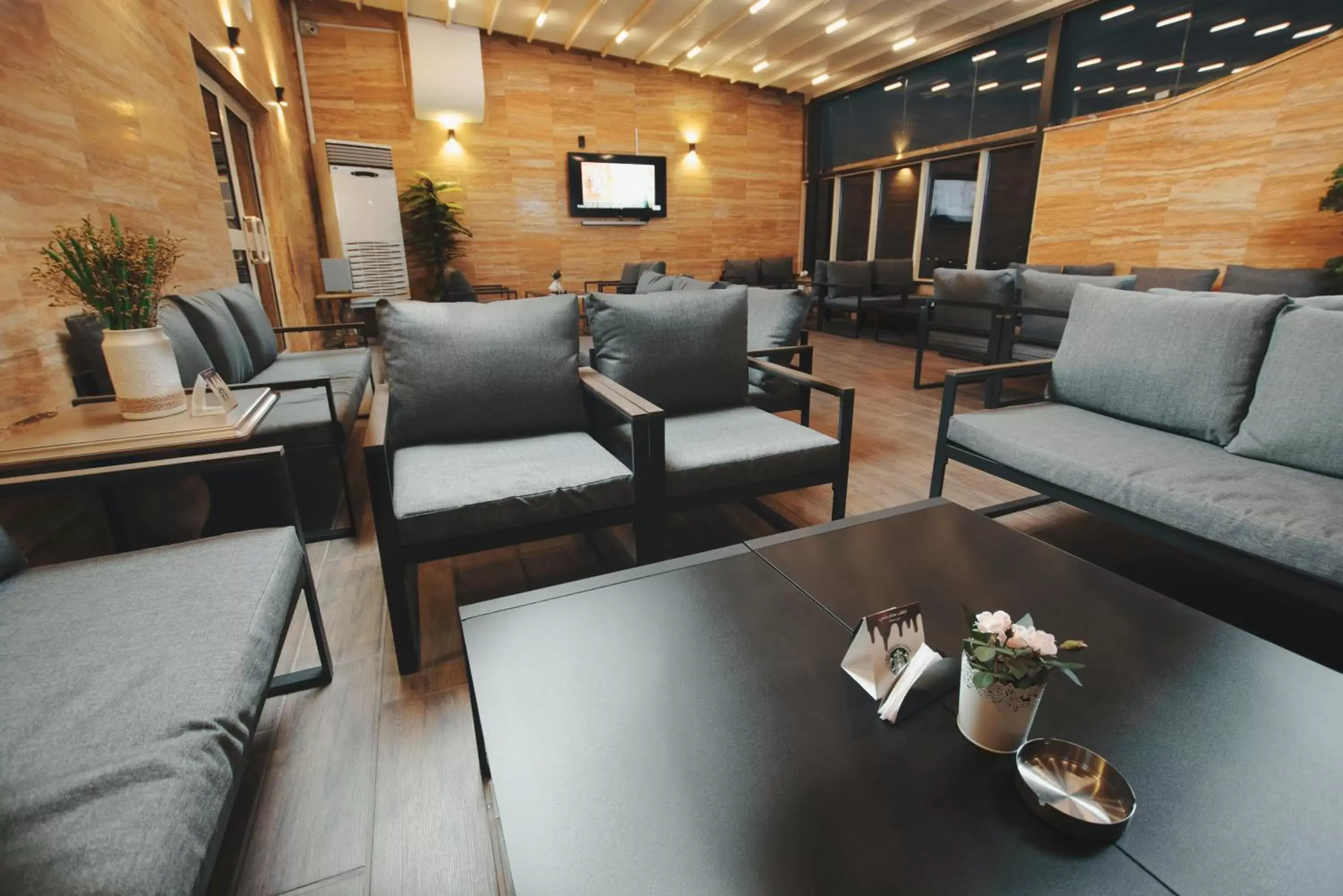 Restaurant/places to eat, Seating Area in Iridium 70 Hotel