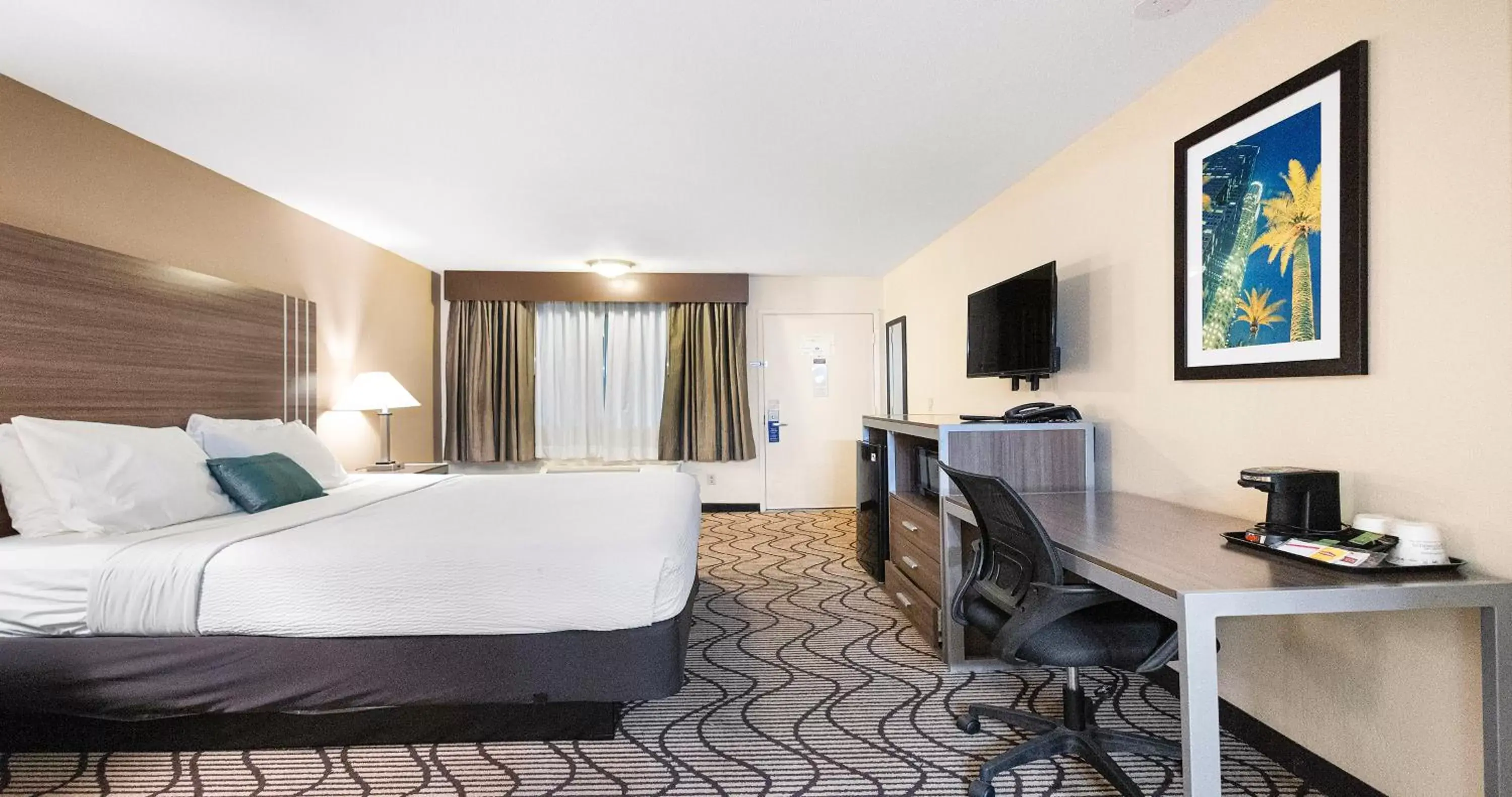 Bed in SureStay Plus Hotel by Best Western Sacramento North