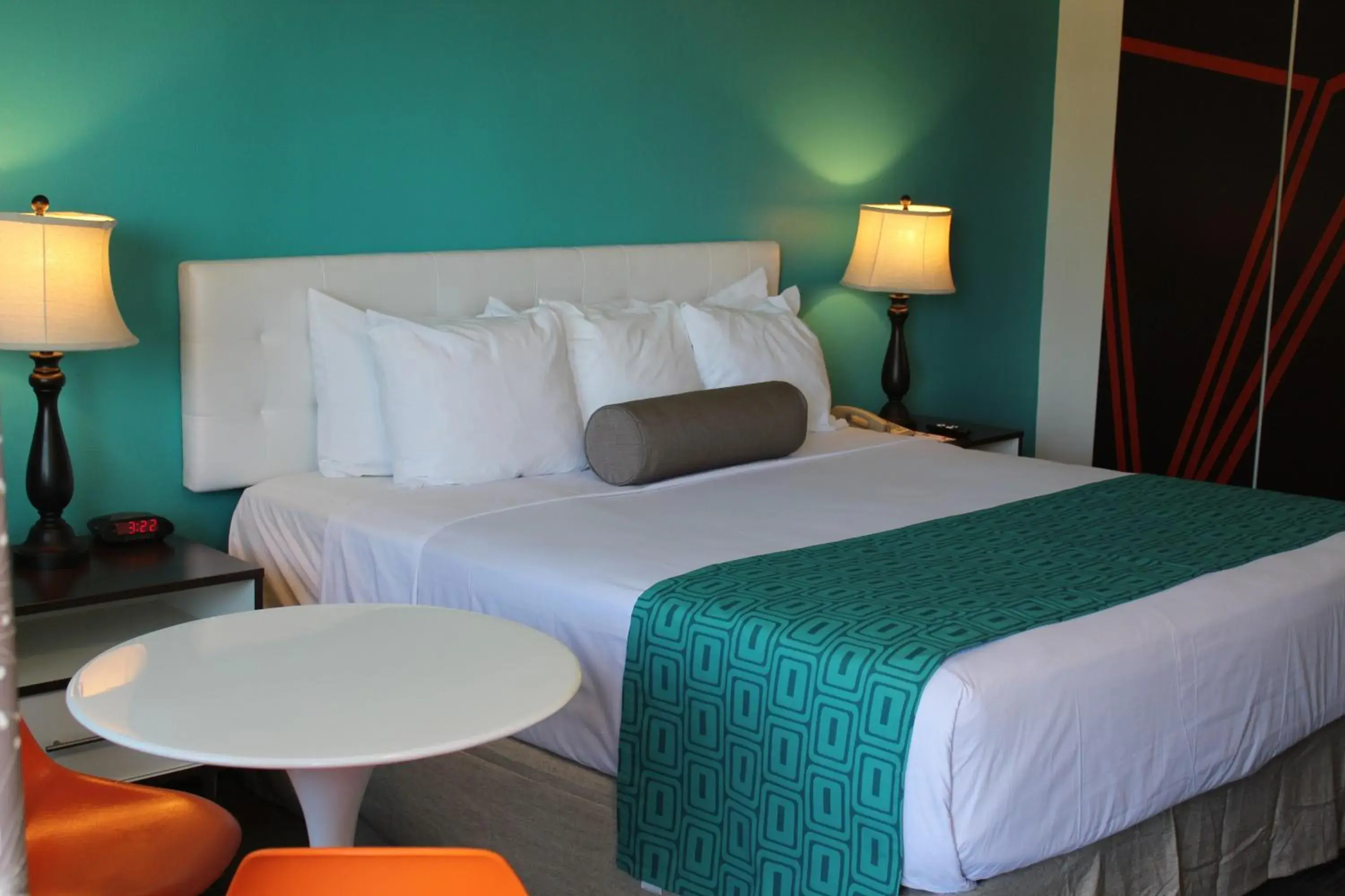 Property building, Bed in Howard Johnson by Wyndham San Diego Hotel Circle