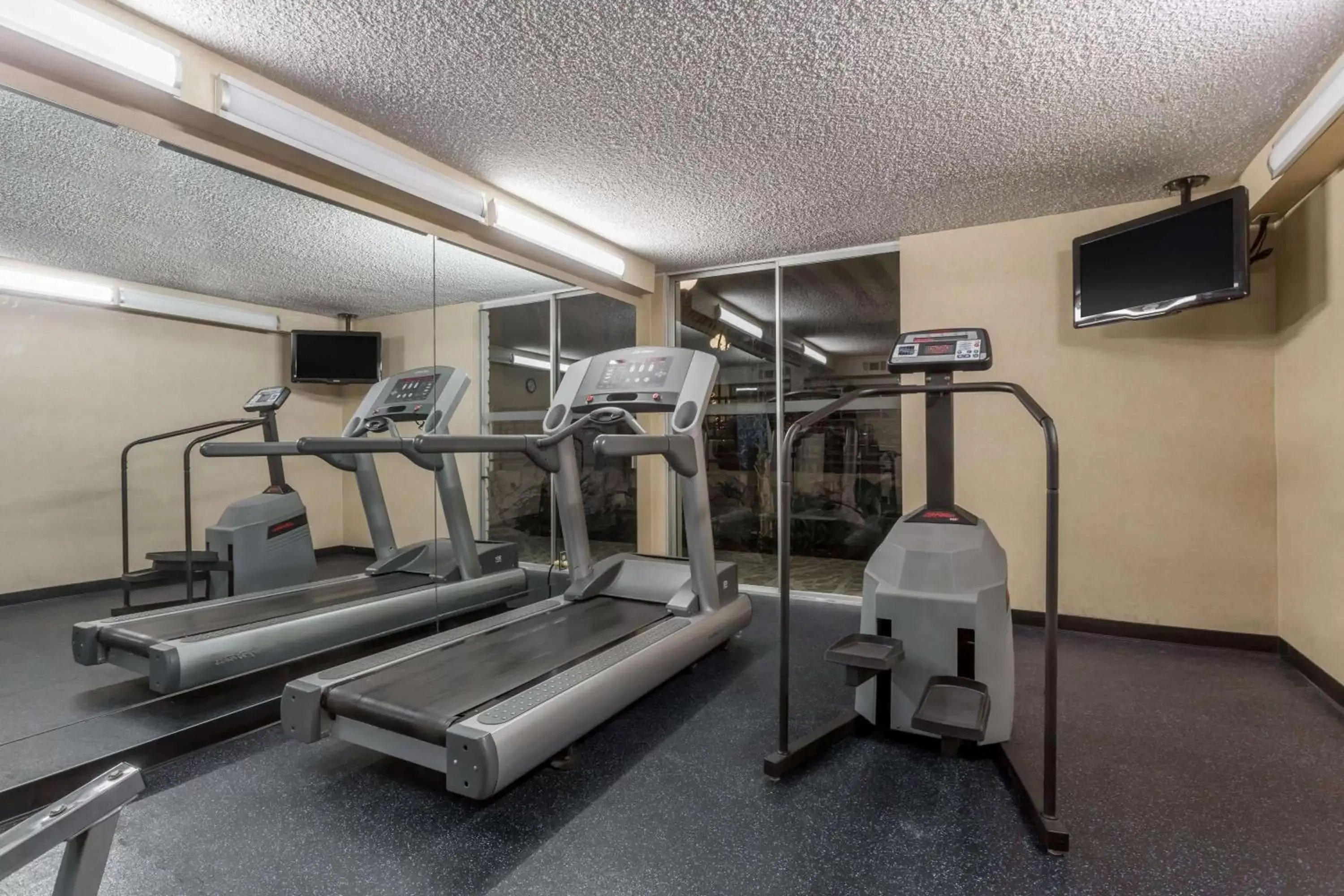 Fitness centre/facilities, Fitness Center/Facilities in Wyndham Garden Fresno Yosemite Airport