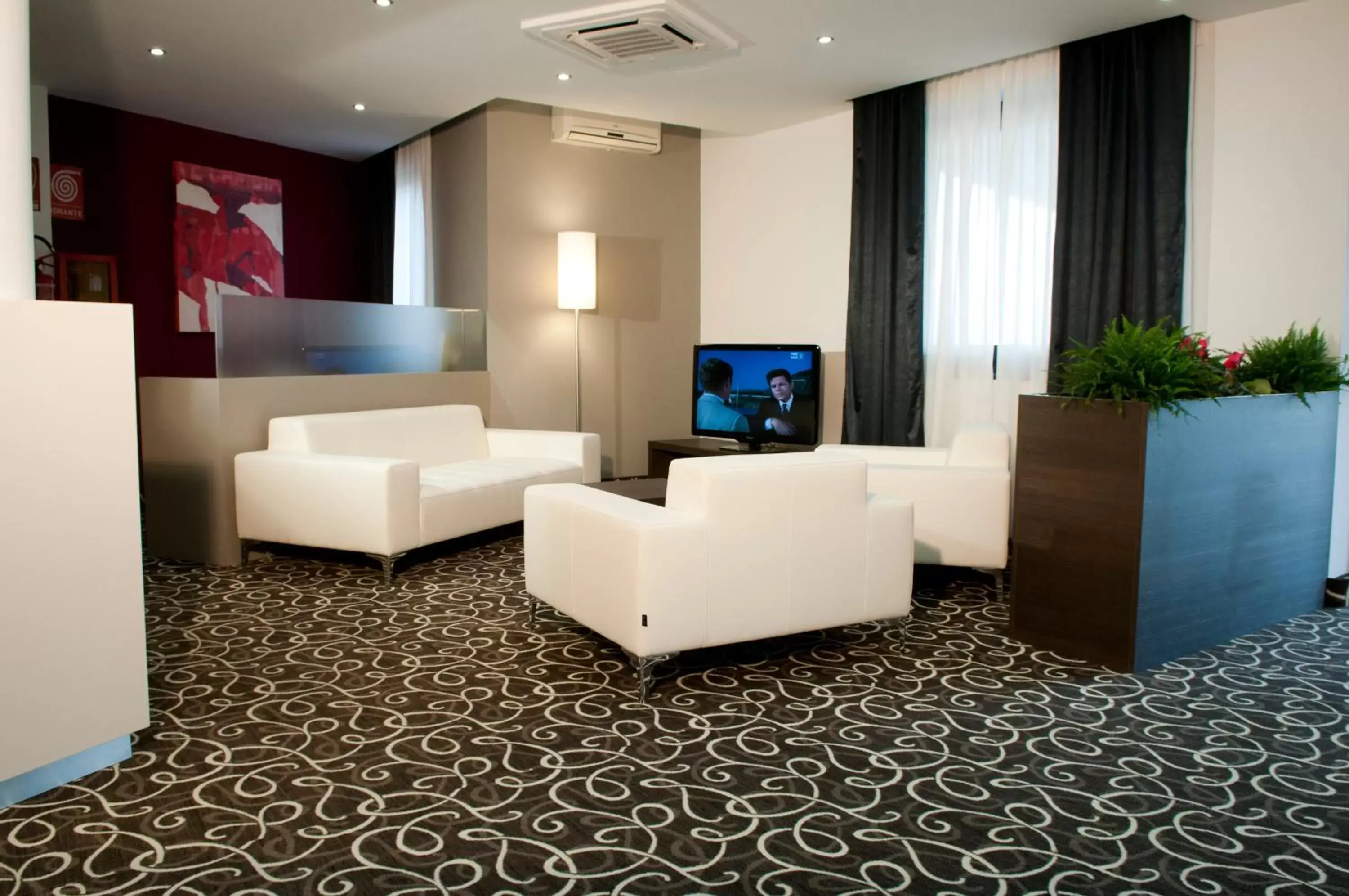 Communal lounge/ TV room, TV/Entertainment Center in Hotel Gardenia