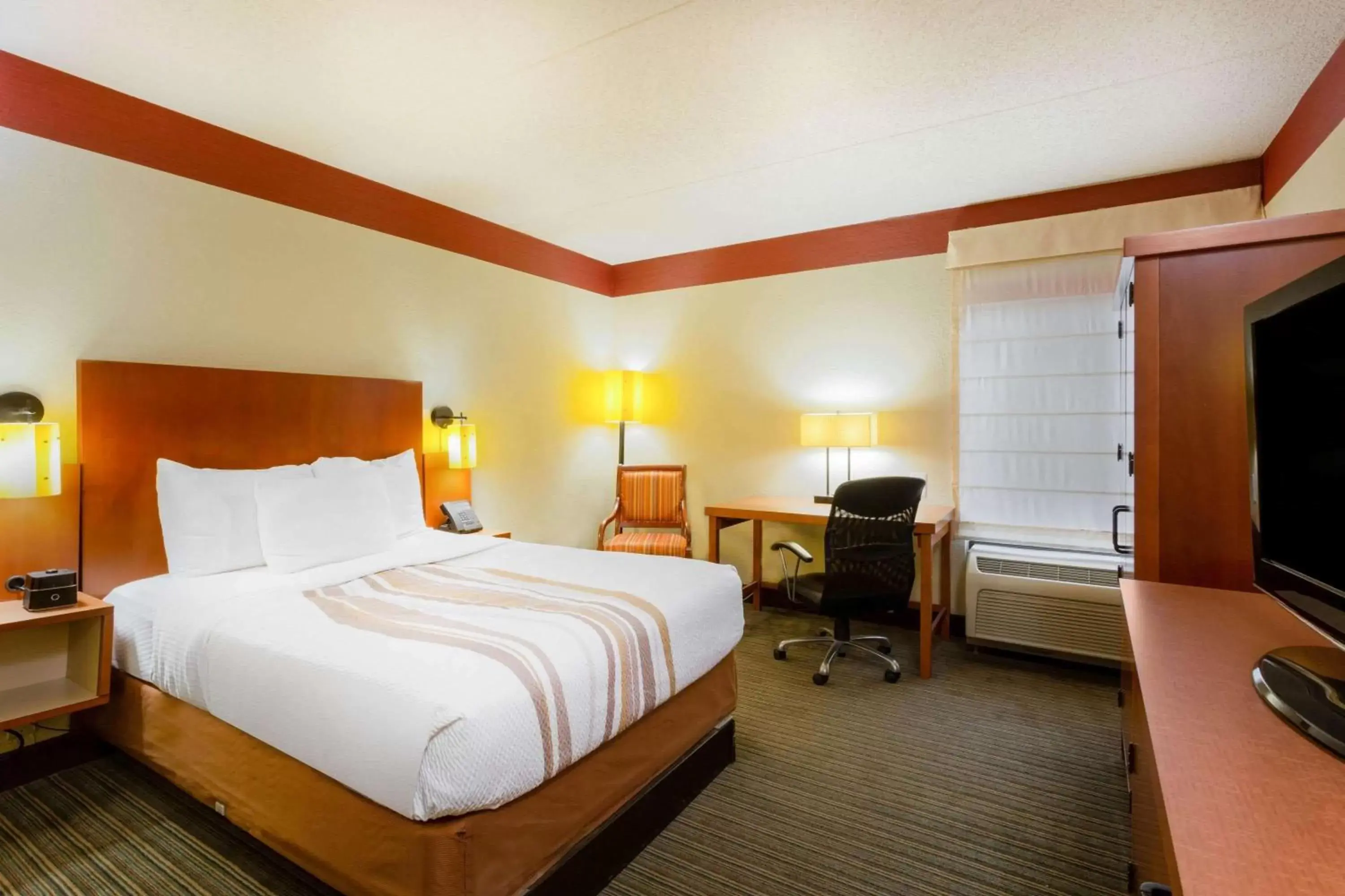 Photo of the whole room, Bed in La Quinta by Wyndham Charlotte Airport North