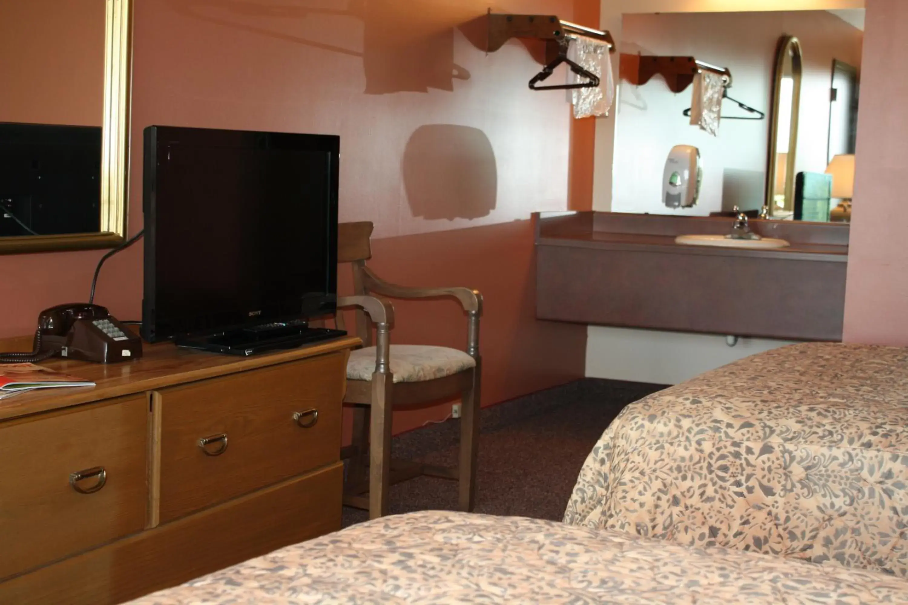 TV and multimedia, TV/Entertainment Center in Outback Roadhouse Motel & Suites Branson