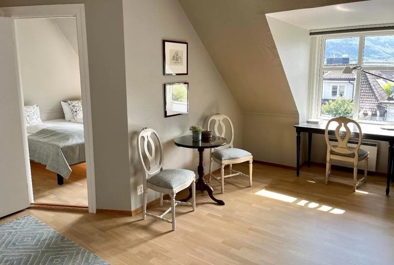 Living room, Bed in Hotel Park Bergen