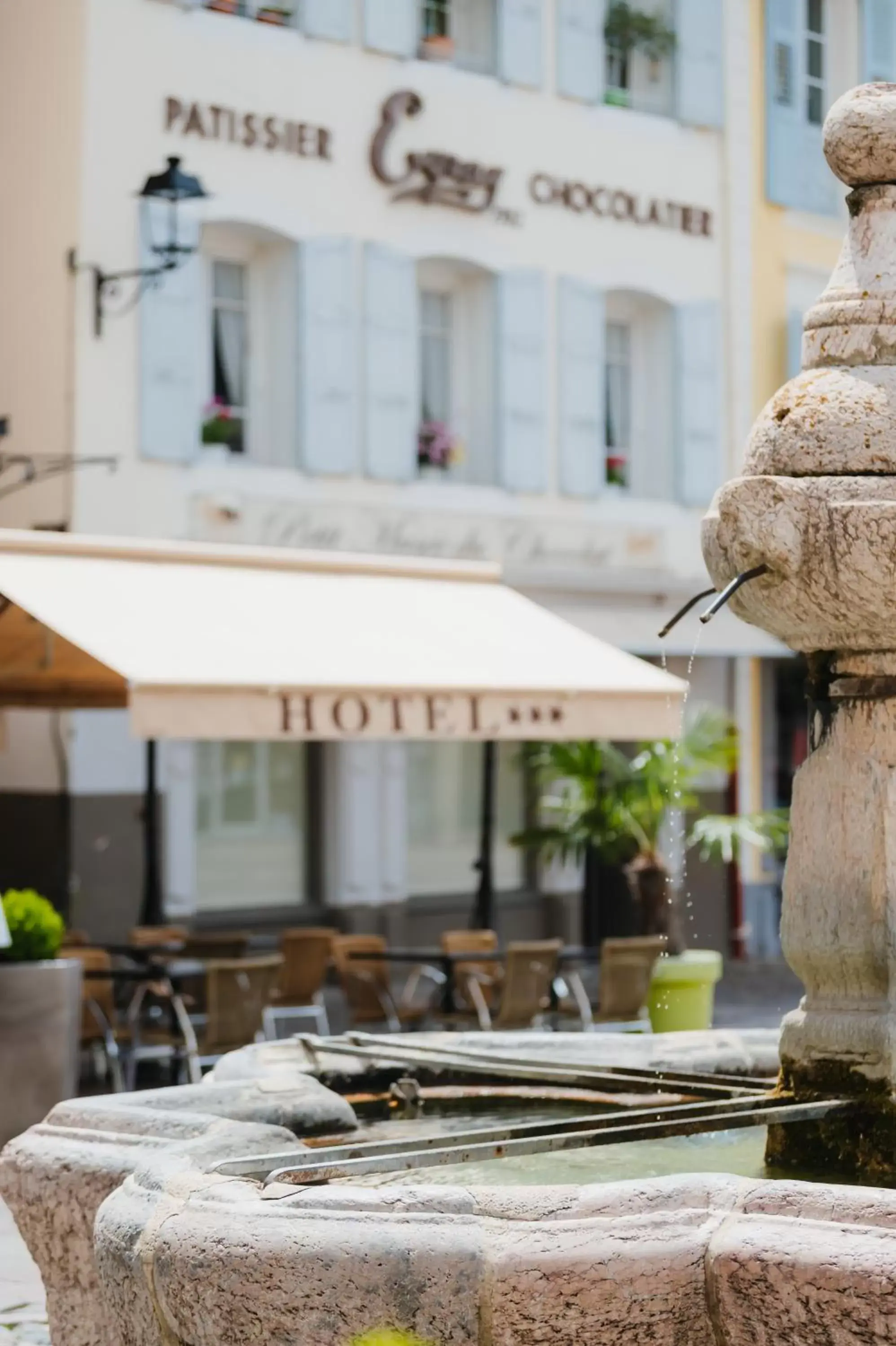 Patio in Logis - Hotel De La Mairie