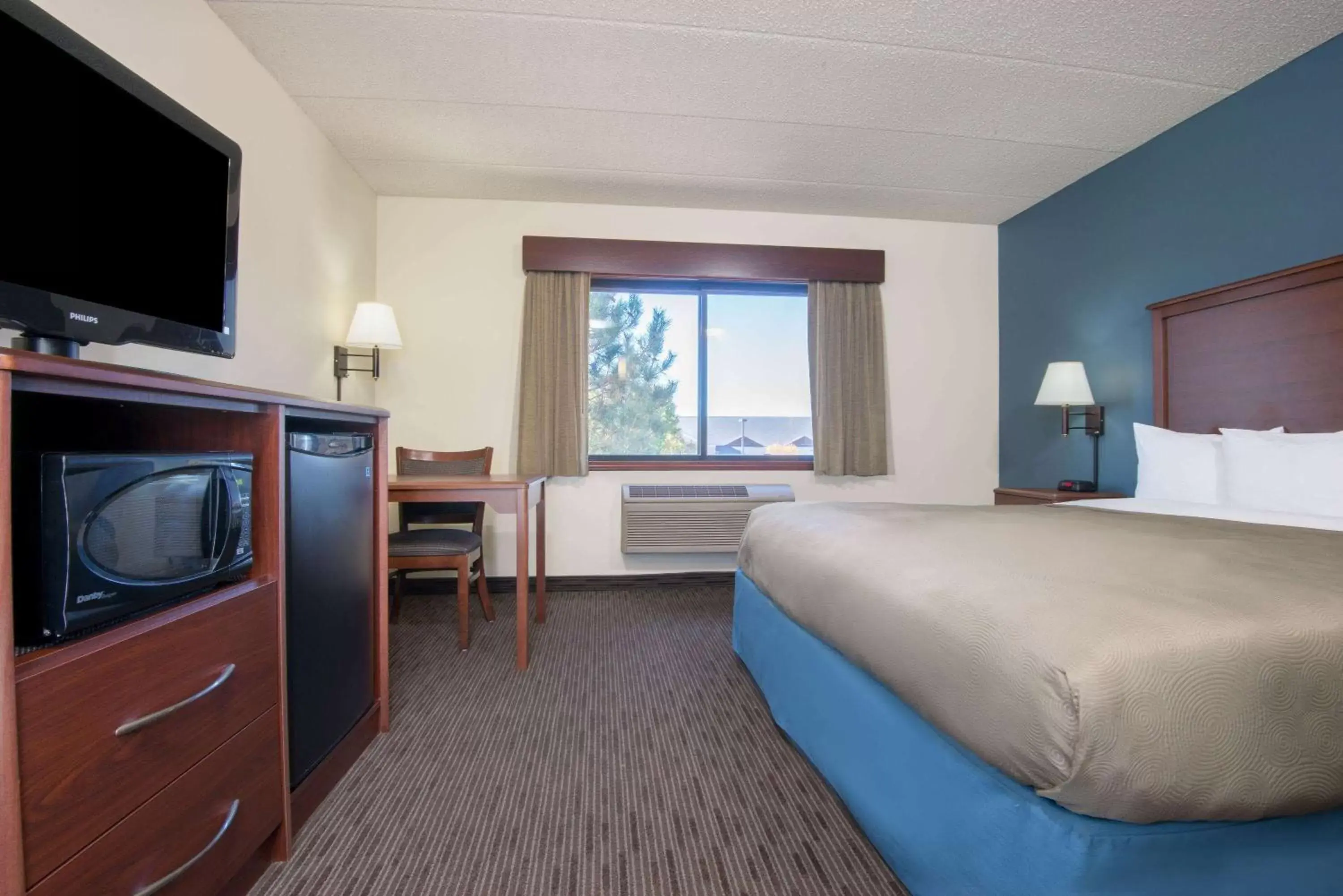 Photo of the whole room, TV/Entertainment Center in AmericInn by Wyndham Windsor Ft. Collins