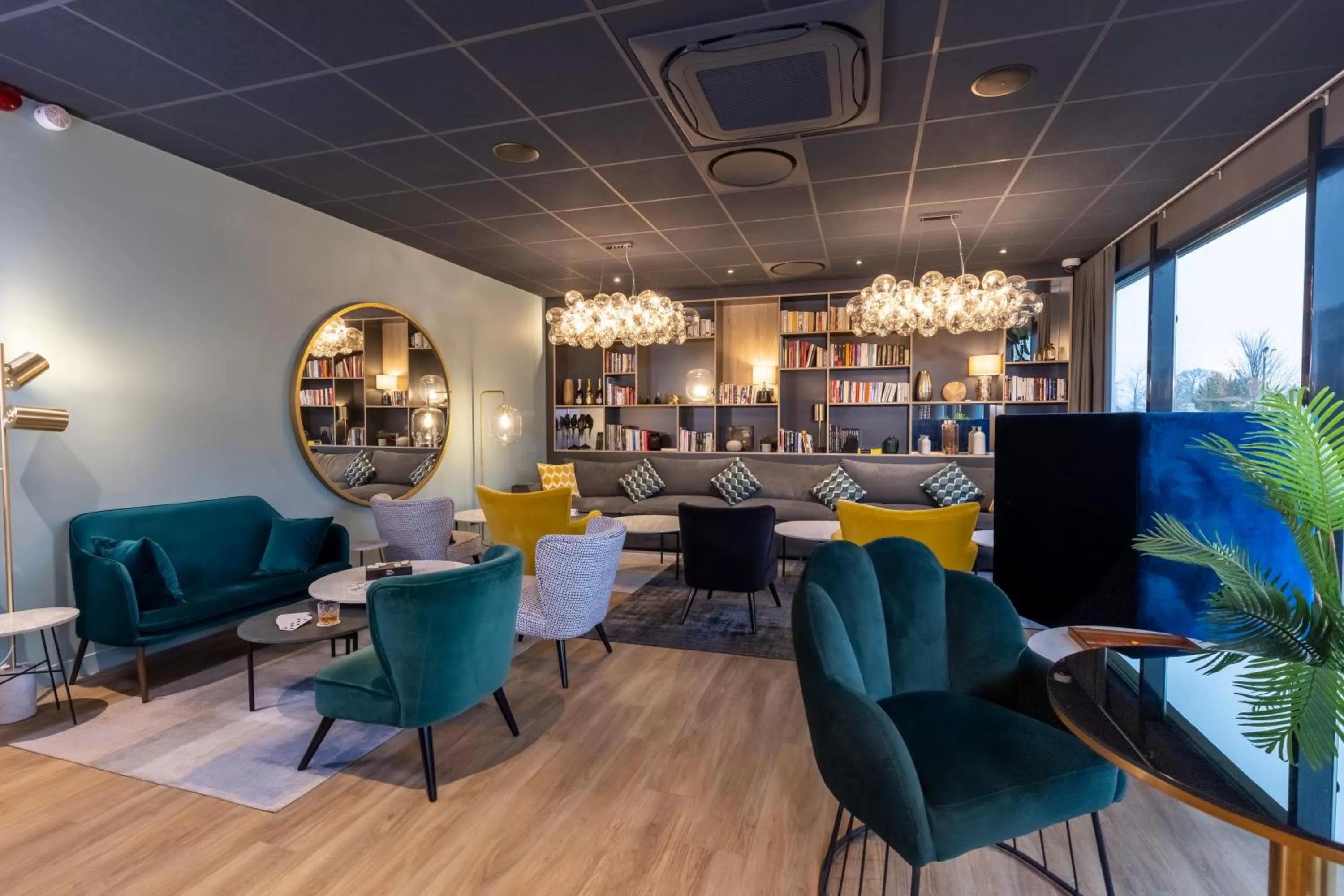 Lounge or bar in PADJA Hôtel & Spa Vannes