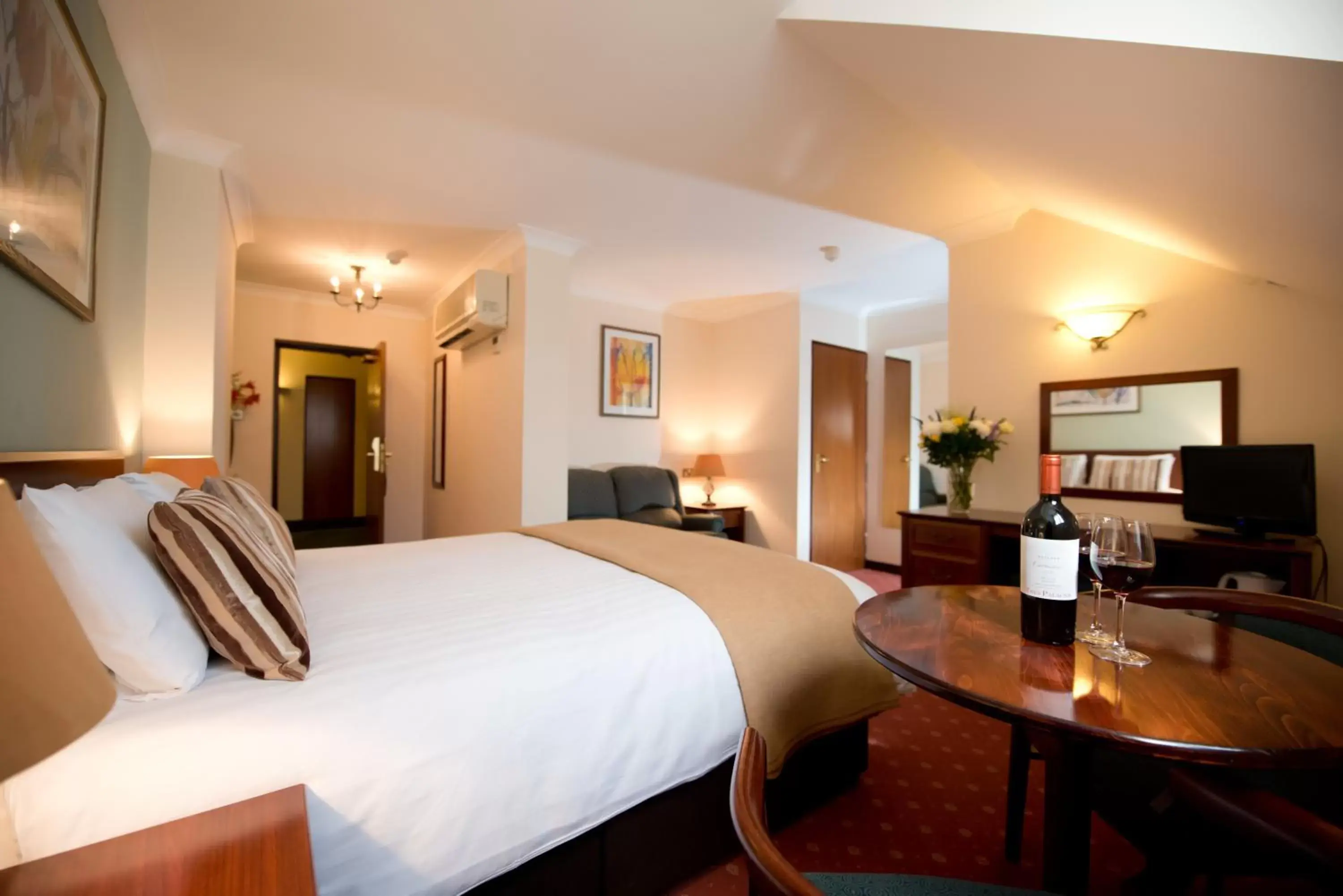 Bedroom, TV/Entertainment Center in Ellington Lodge at The Concorde