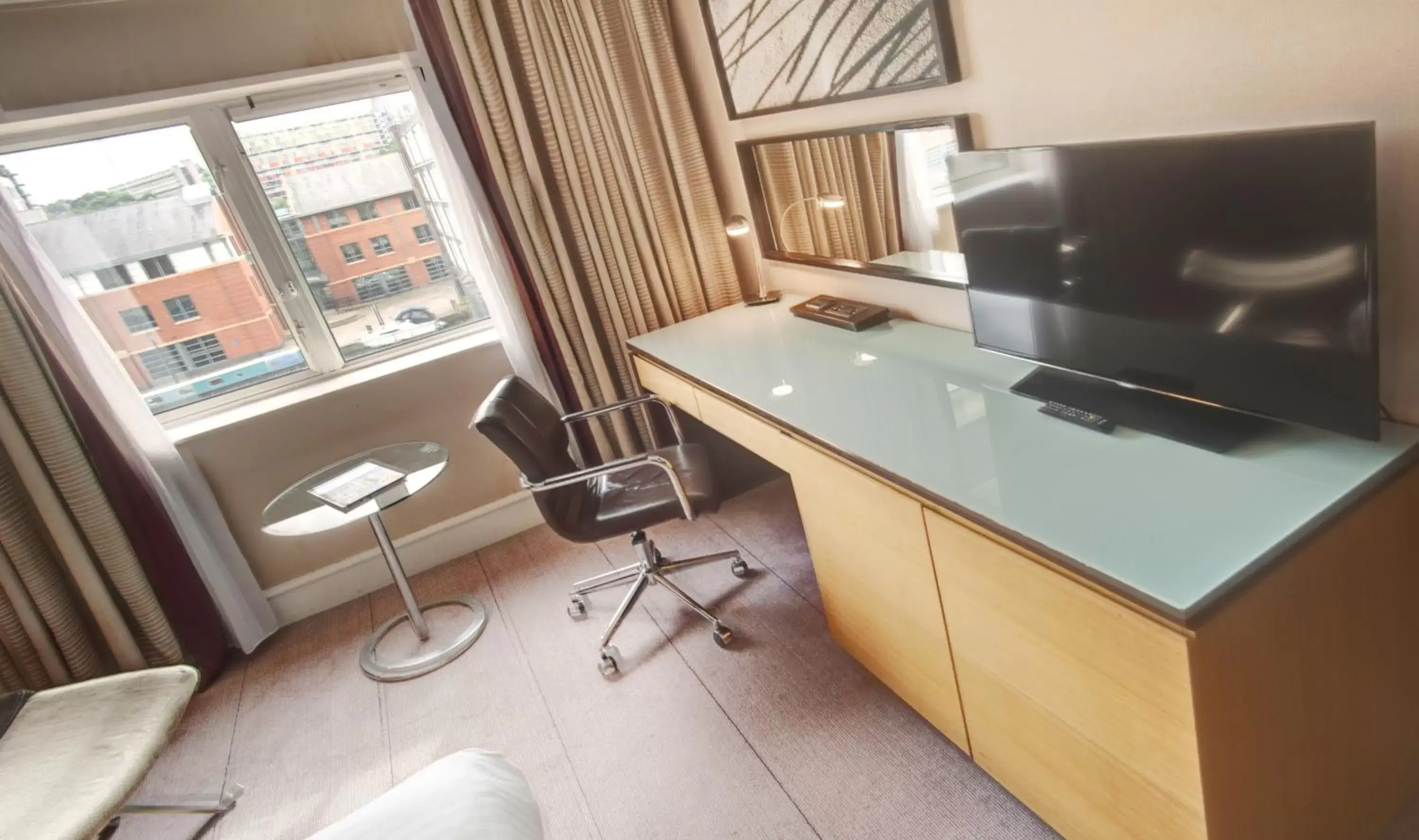 Bedroom, TV/Entertainment Center in Best Western Plus The Quays Hotel Sheffield