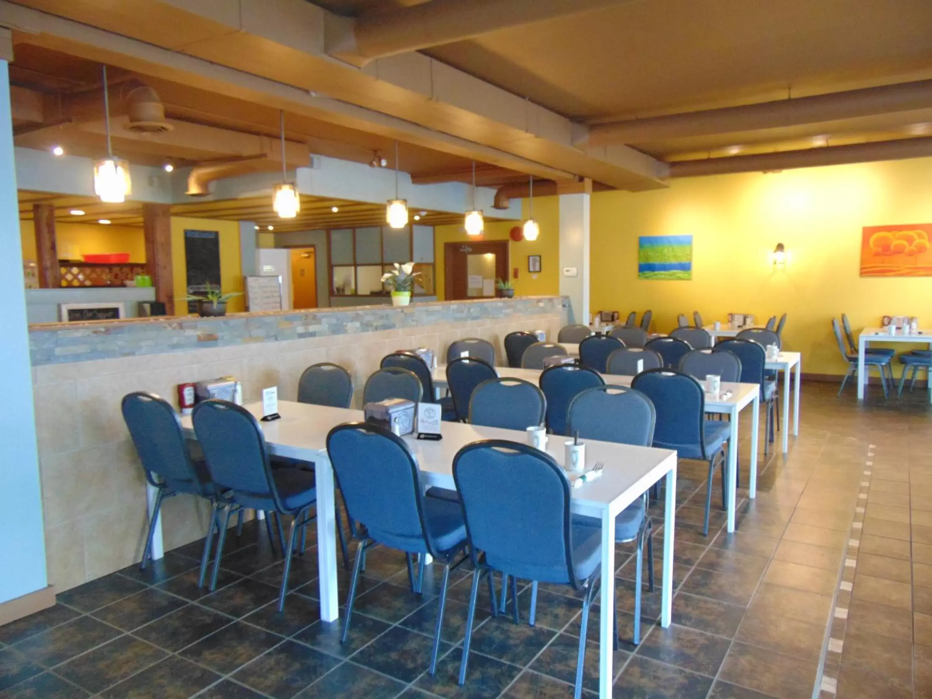 Restaurant/places to eat, Business Area/Conference Room in Super 8 by Wyndham West Kelowna BC