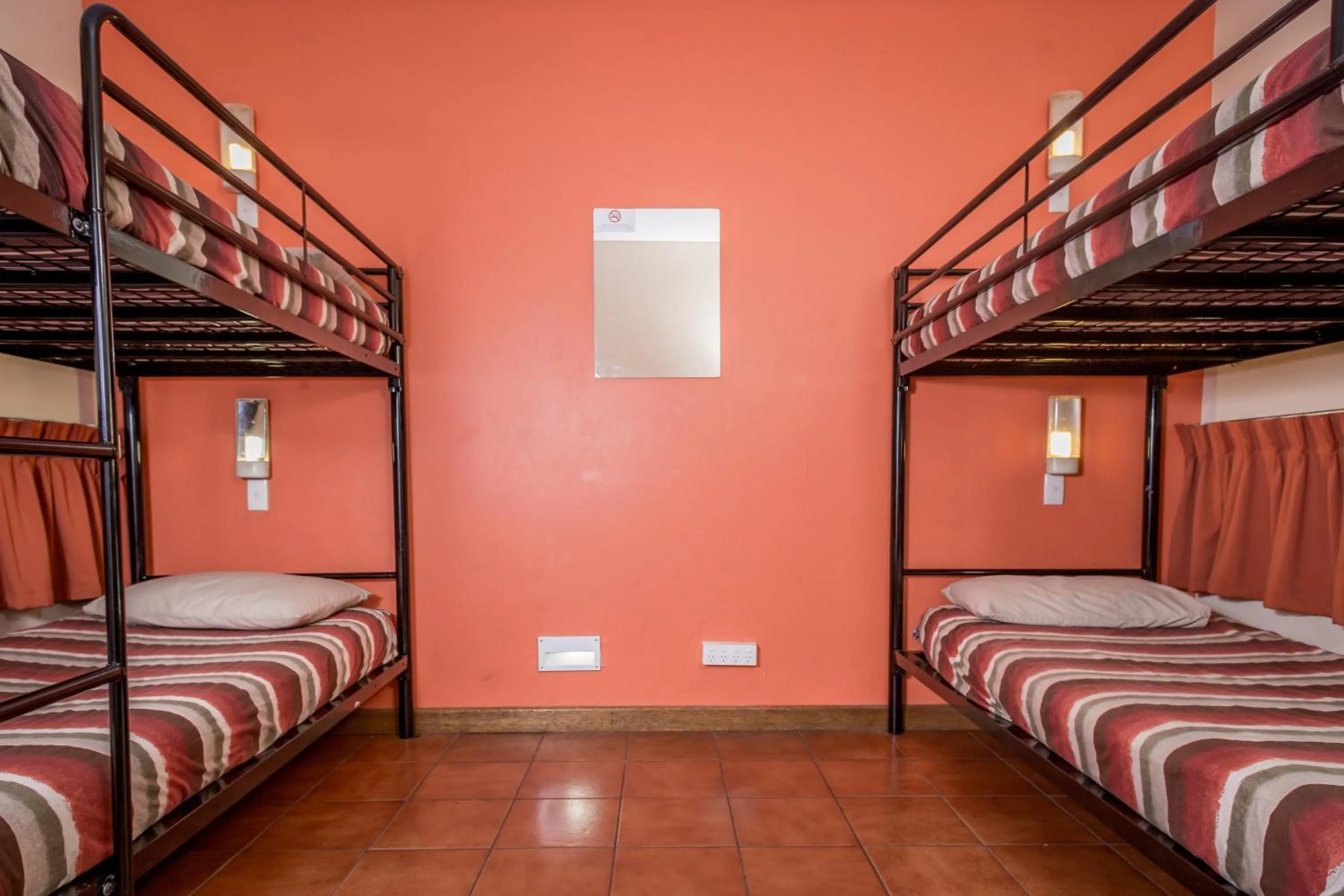 Bedroom, Bed in YHA Alice Springs