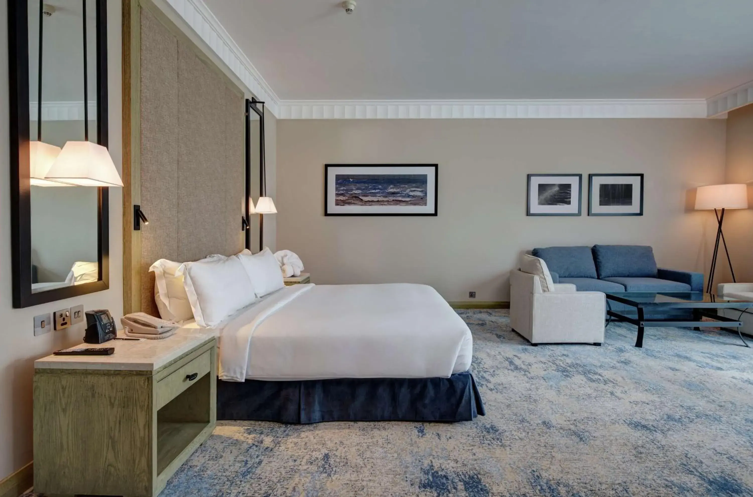 Living room, Bed in Hilton Salalah Resort