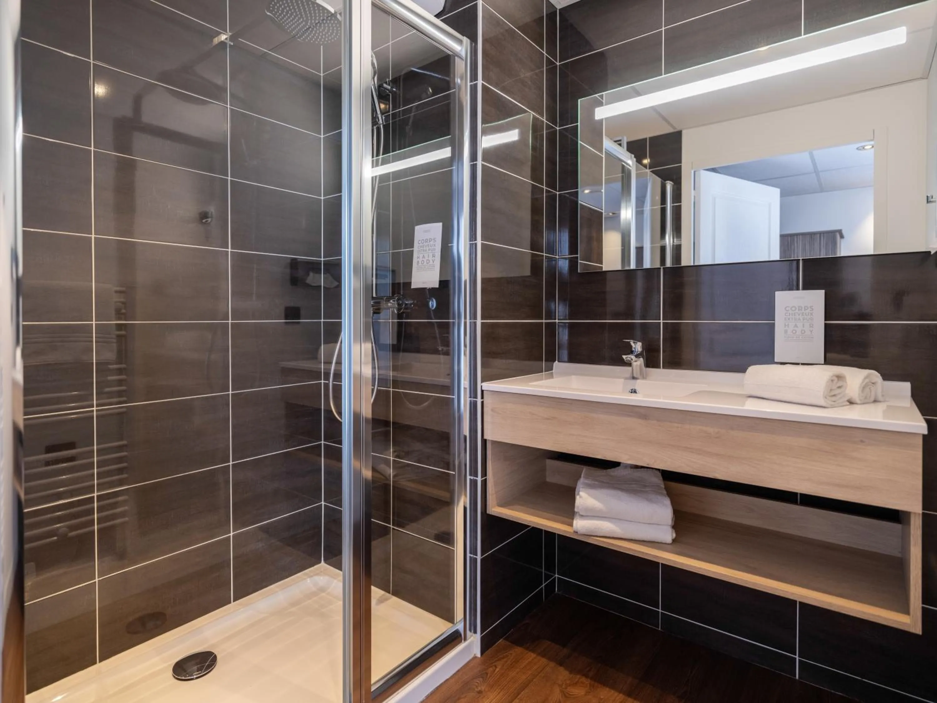 Bathroom in Golden Tulip La Baule Hotel and Residence