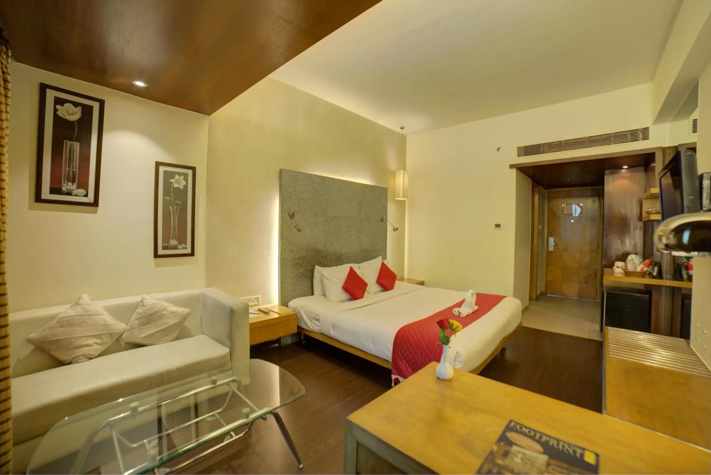 Bedroom, Bed in Goldfinch Hotel Mangalore