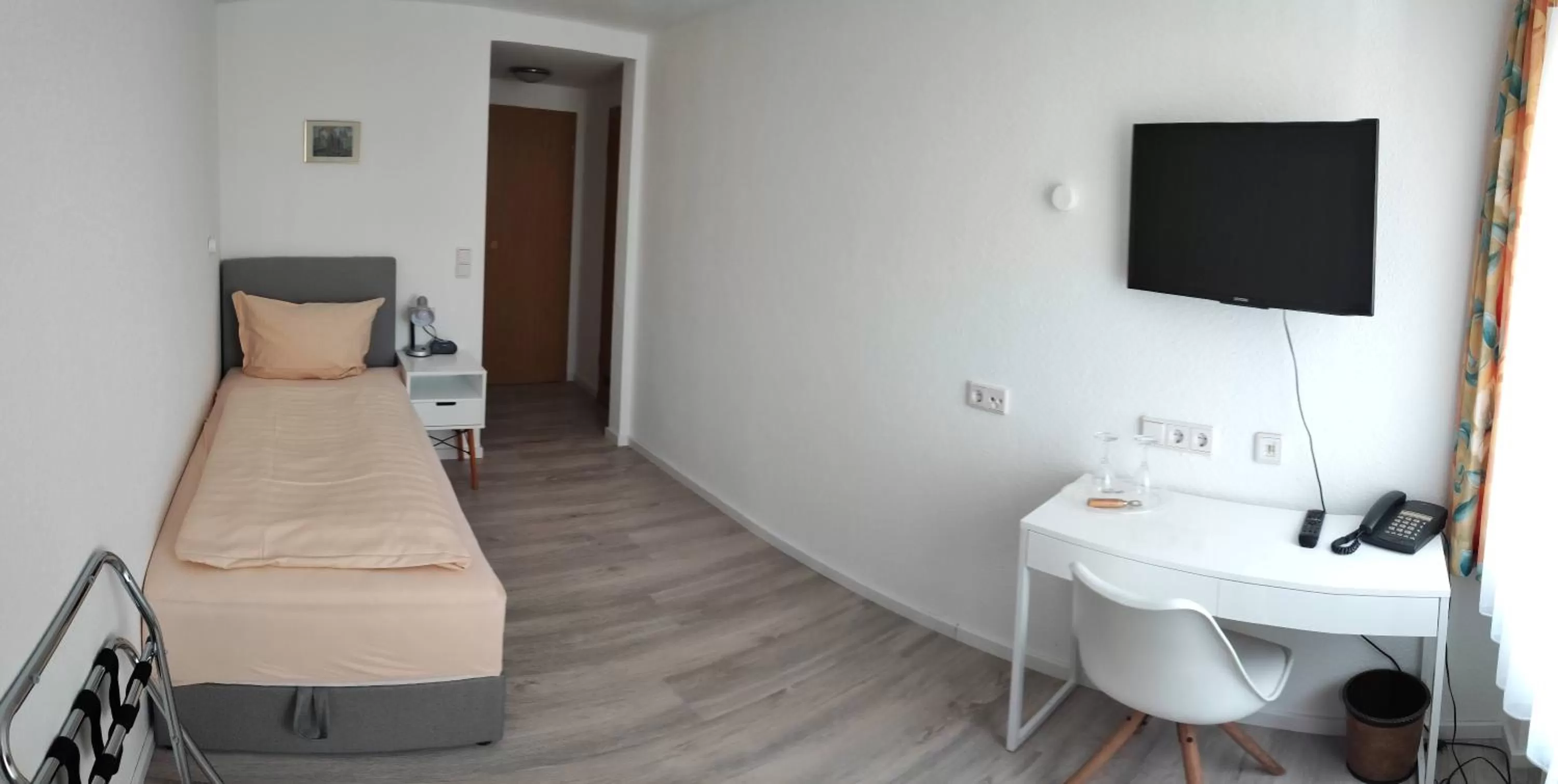 Bedroom, TV/Entertainment Center in HOTEL Schiff