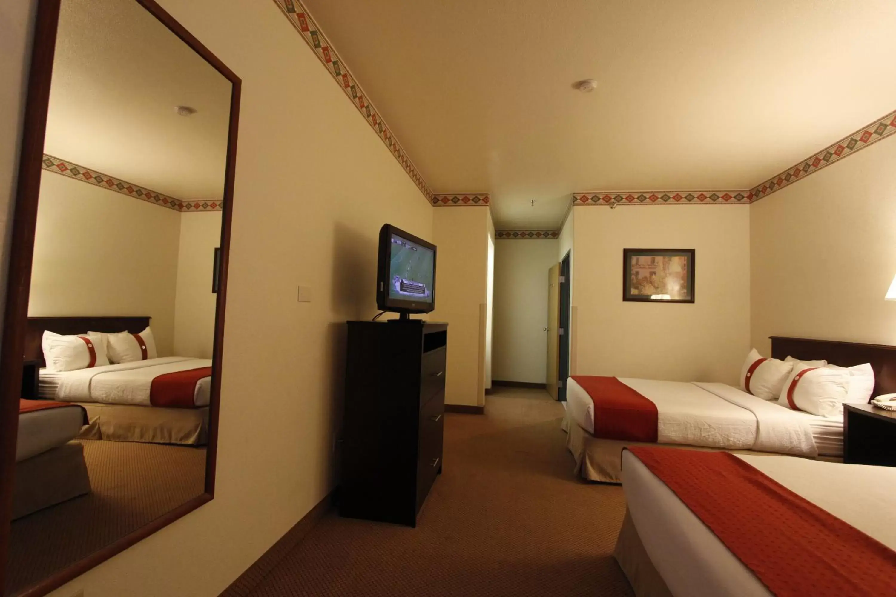 Photo of the whole room, Bed in Ramada by Wyndham Williams/Grand Canyon Area
