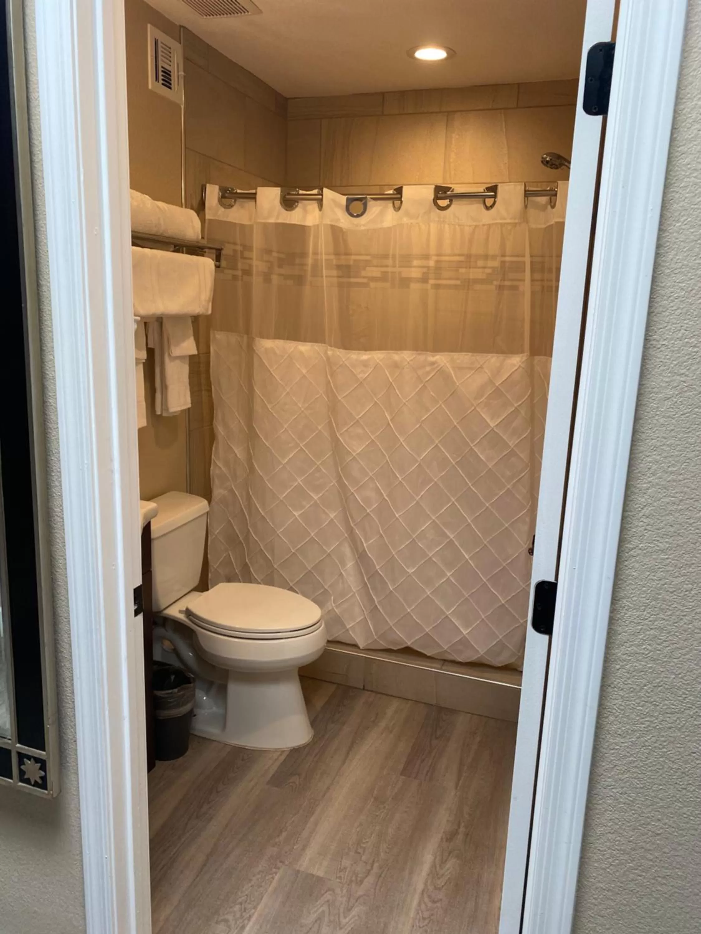 Shower in Lantern Light Inn - Romantic Getaway