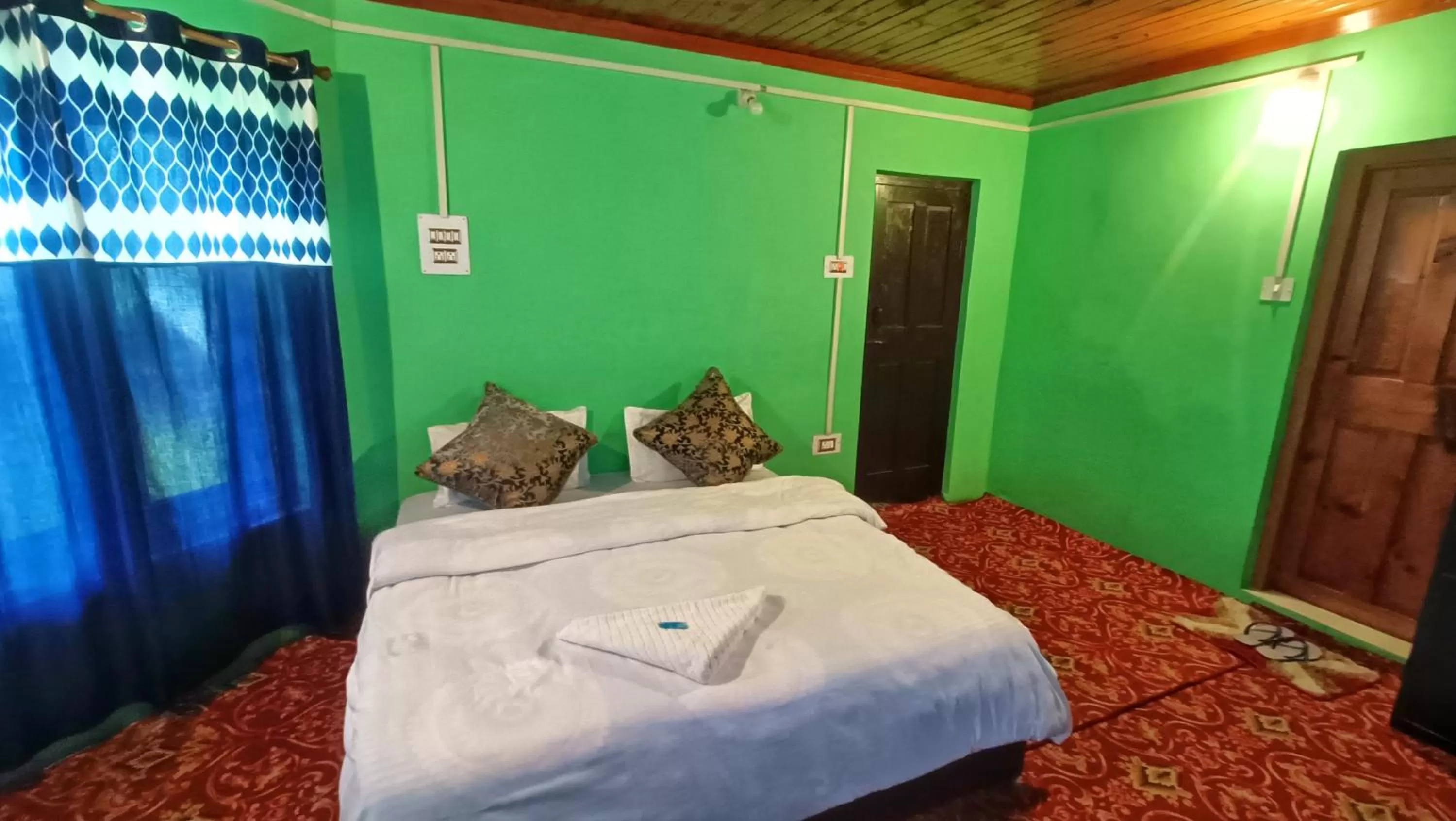 Bed in Kolahoi Heights Guest House