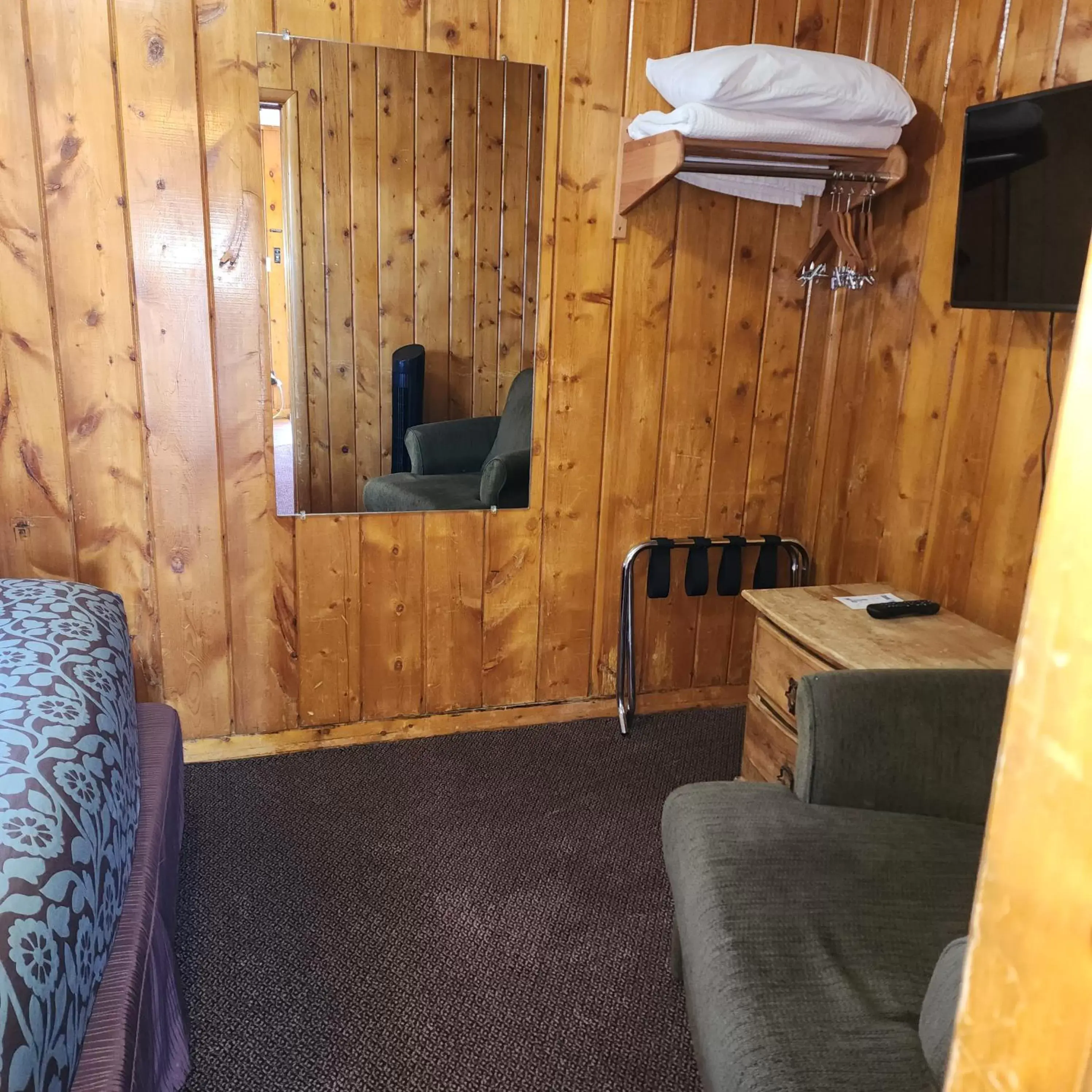 Bedroom, TV/Entertainment Center in Canyon Motel