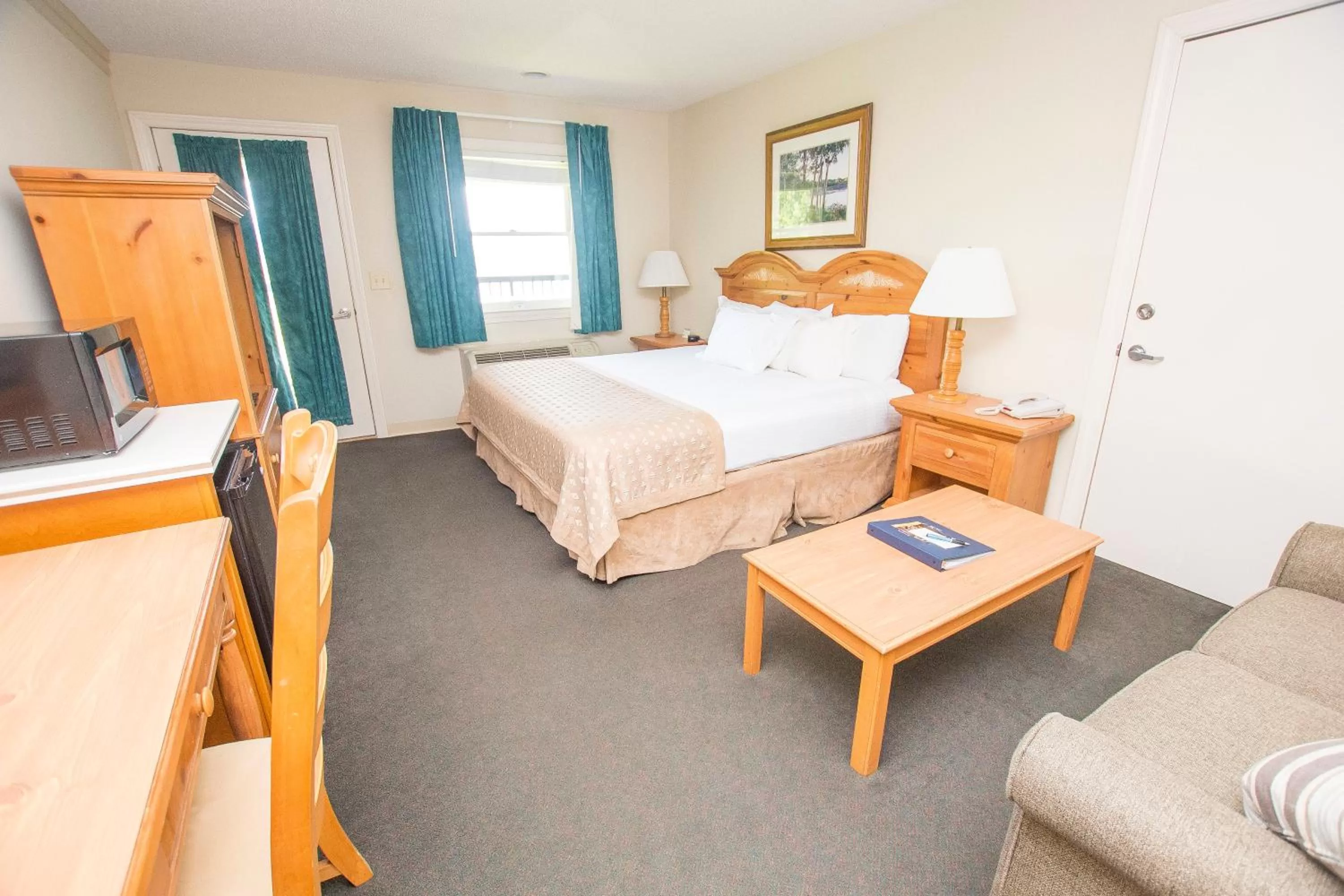 Bed in Lake Chatuge Lodge