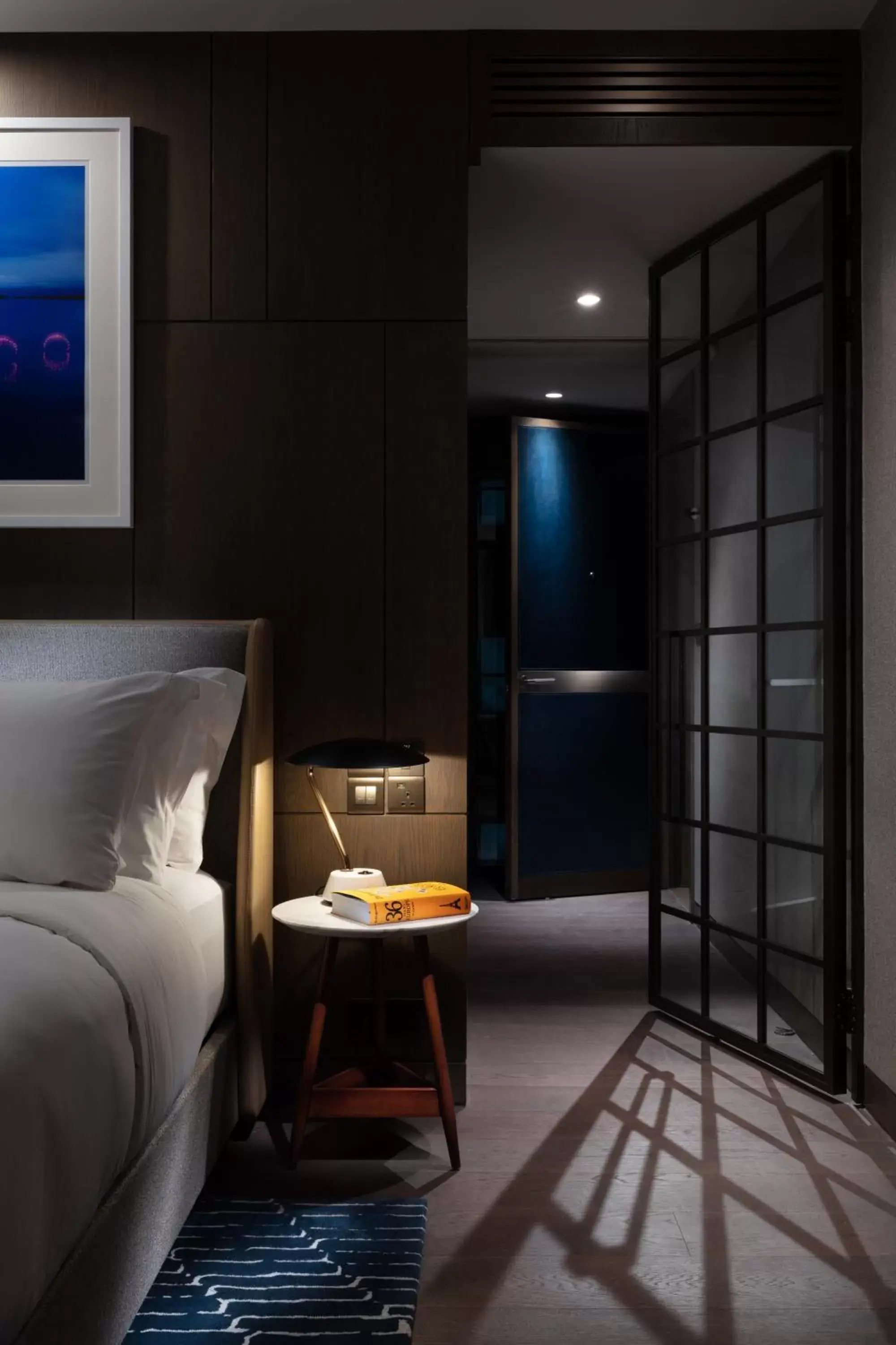 Bed, TV/Entertainment Center in The Hari Hong Kong