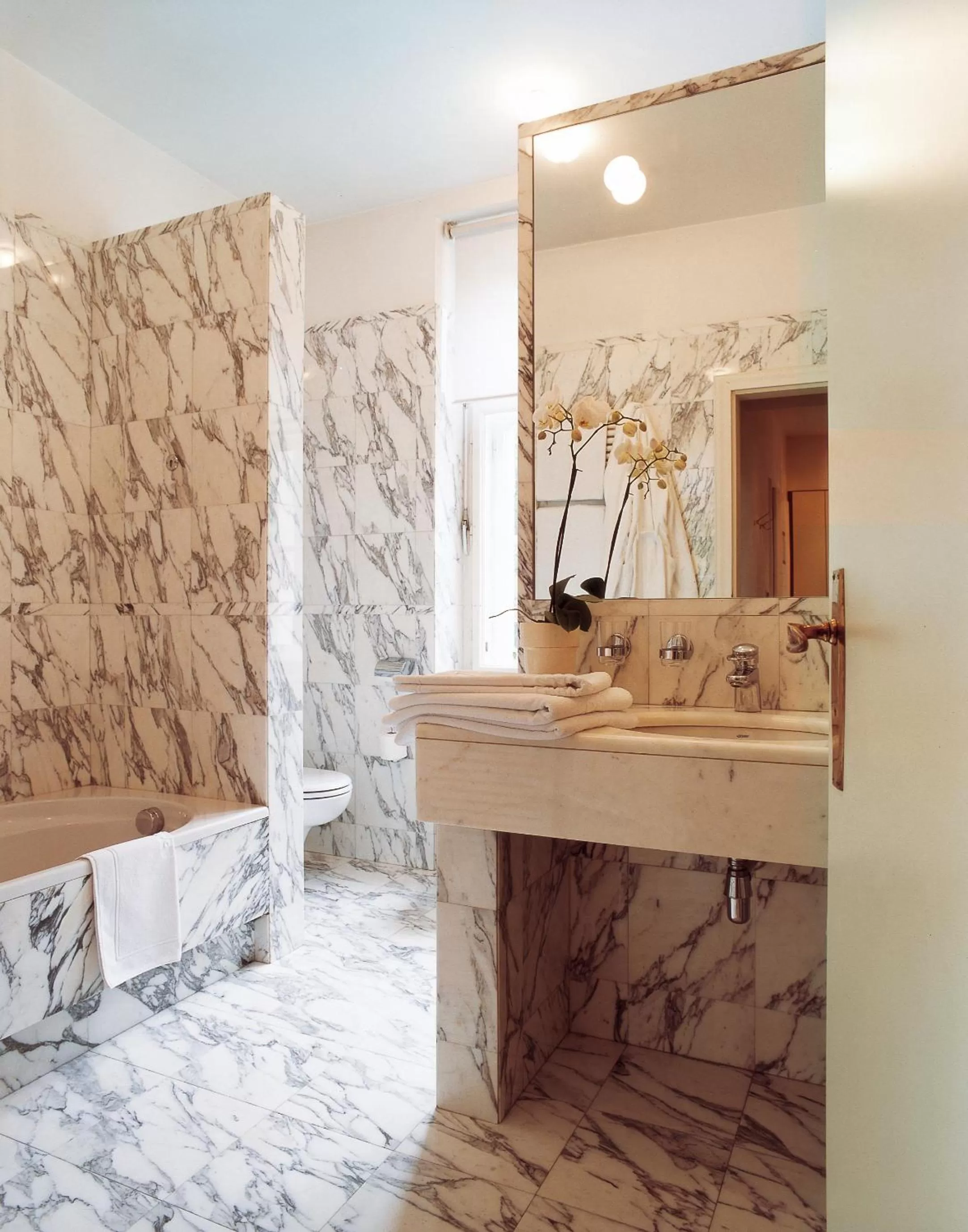 Toilet in Parkhotel Laurin