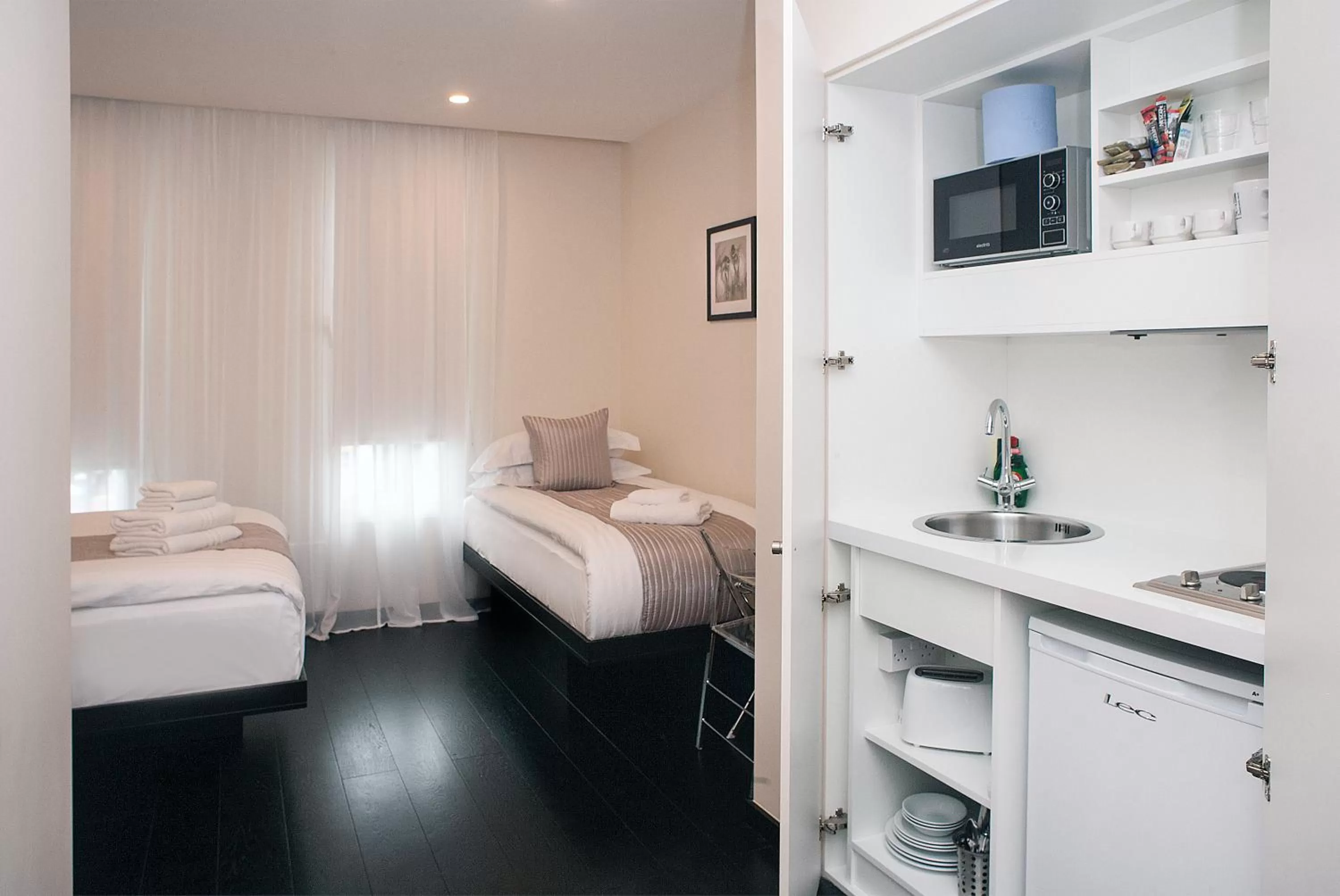 Photo of the whole room, Bed in NOX Golders Green