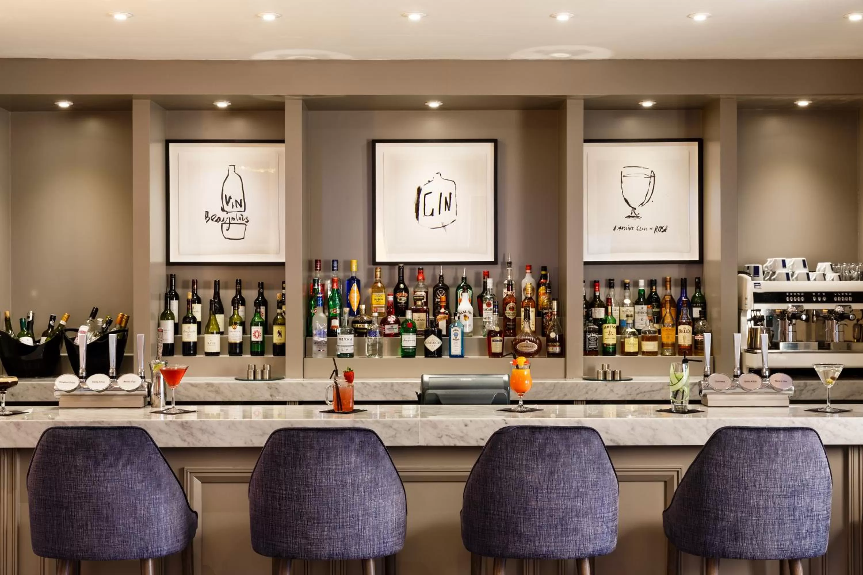 Lounge or bar in Mercure Gloucester Bowden Hall Hotel