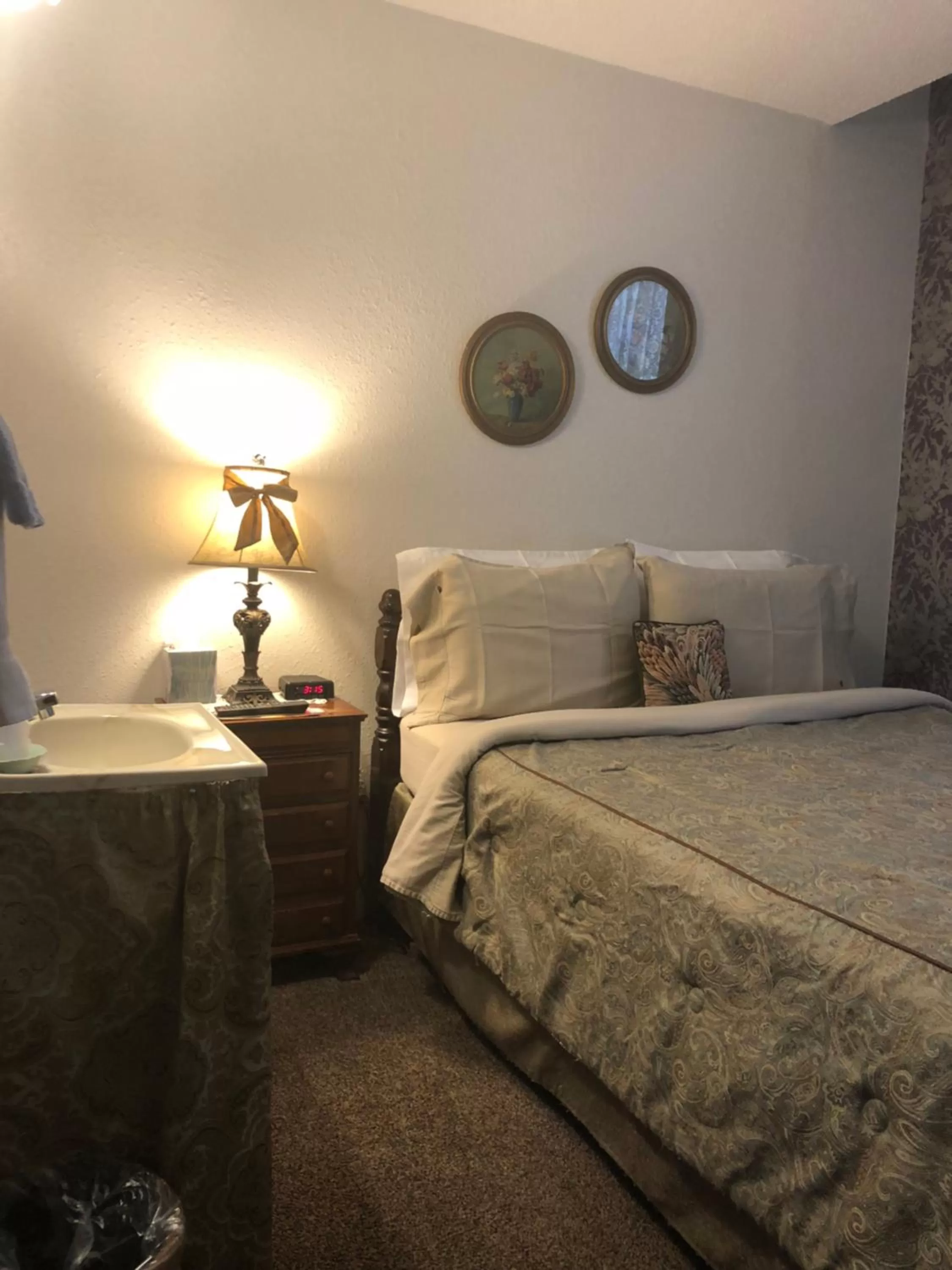 Bed in The Courtland Hotel & Spa