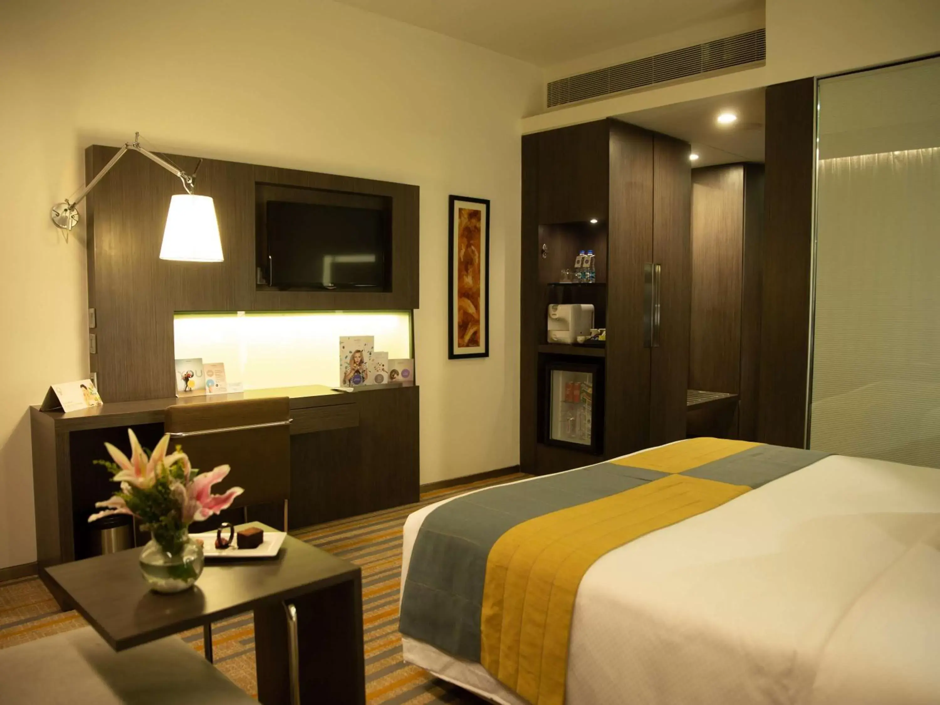 Photo of the whole room, TV/Entertainment Center in Novotel Kolkata Hotel and Residences