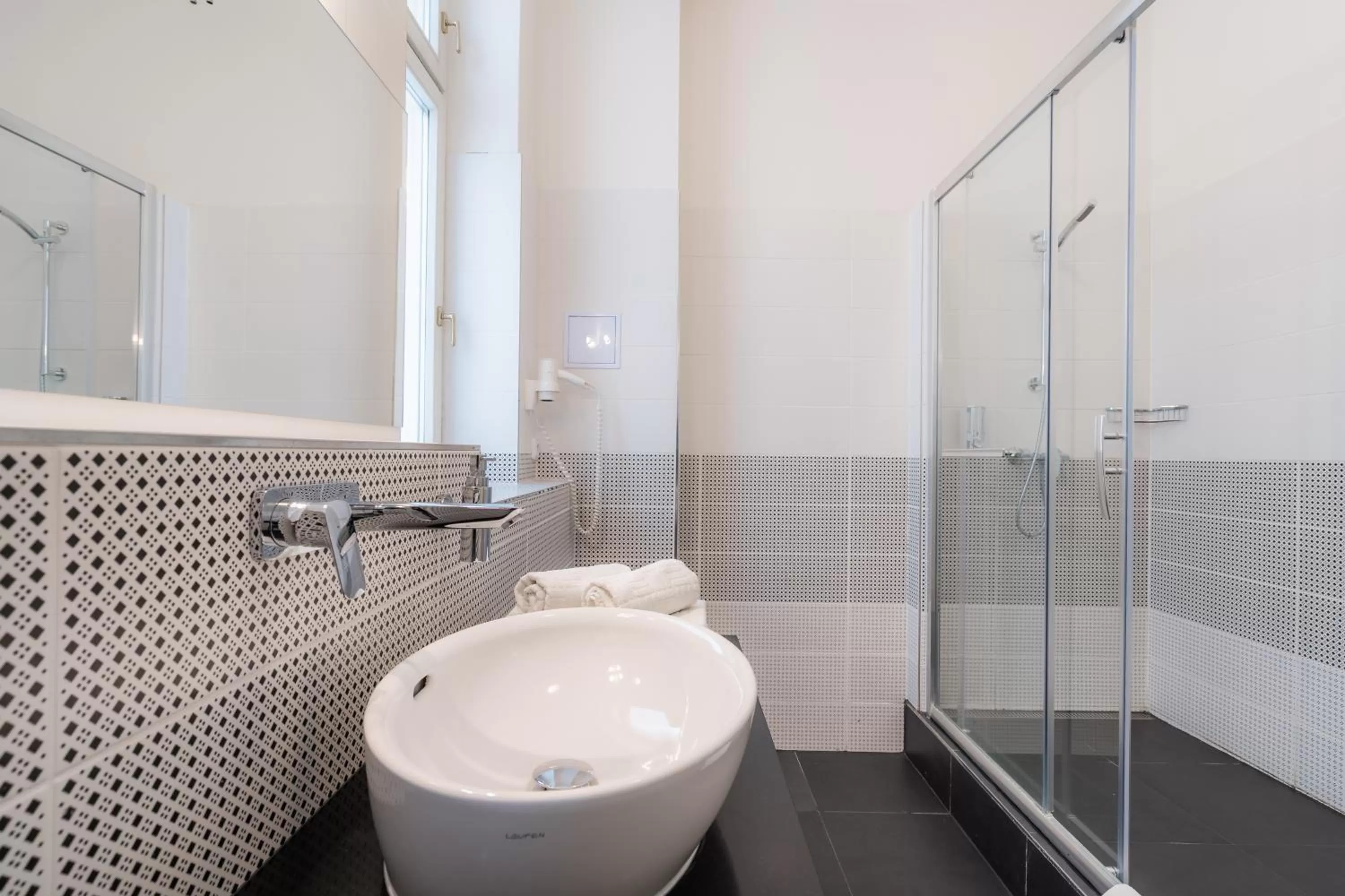 Shower in EA ApartHotel Melantrich