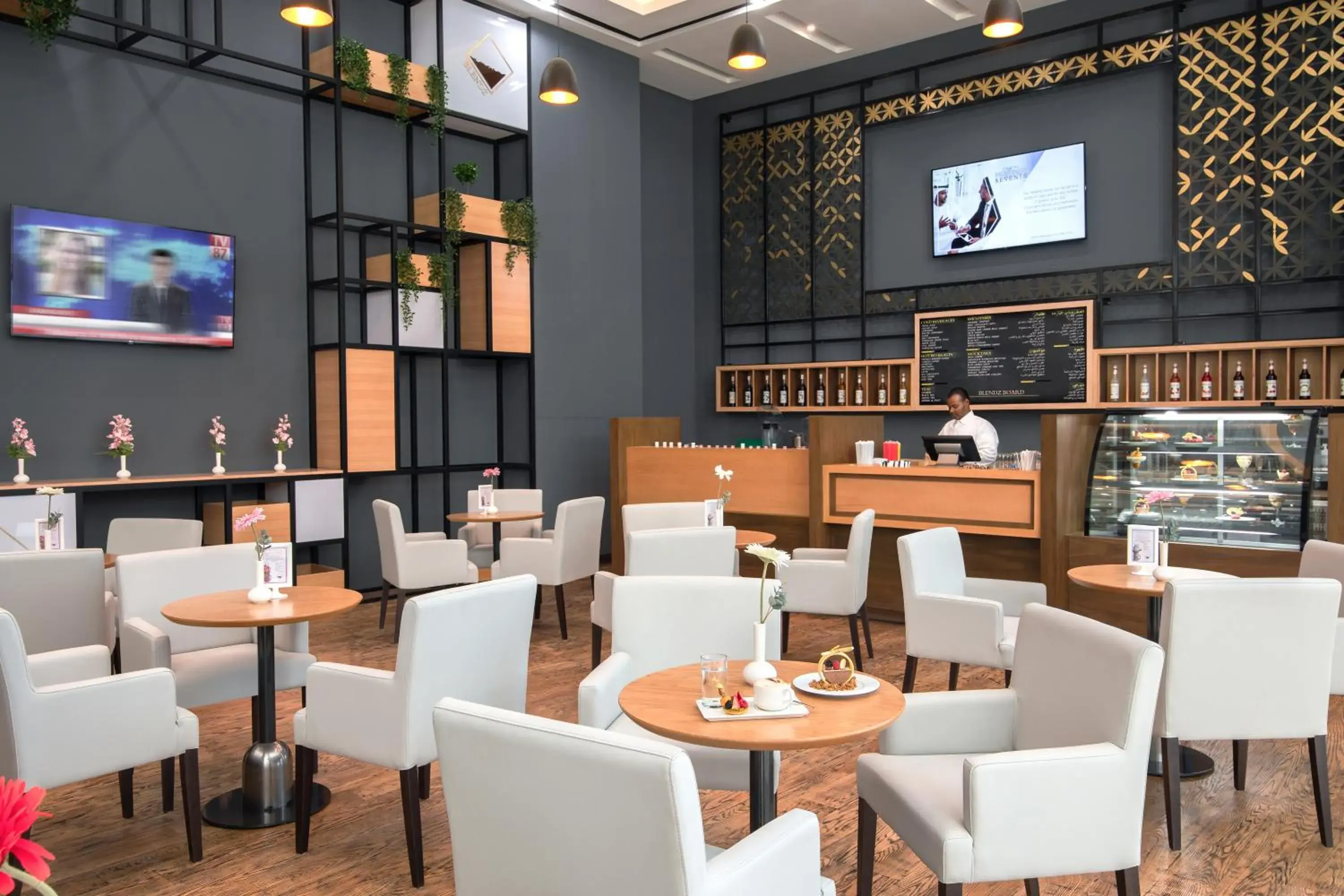 Coffee/tea facilities, Restaurant/Places to Eat in Cristal Amaken Hotel Riyadh