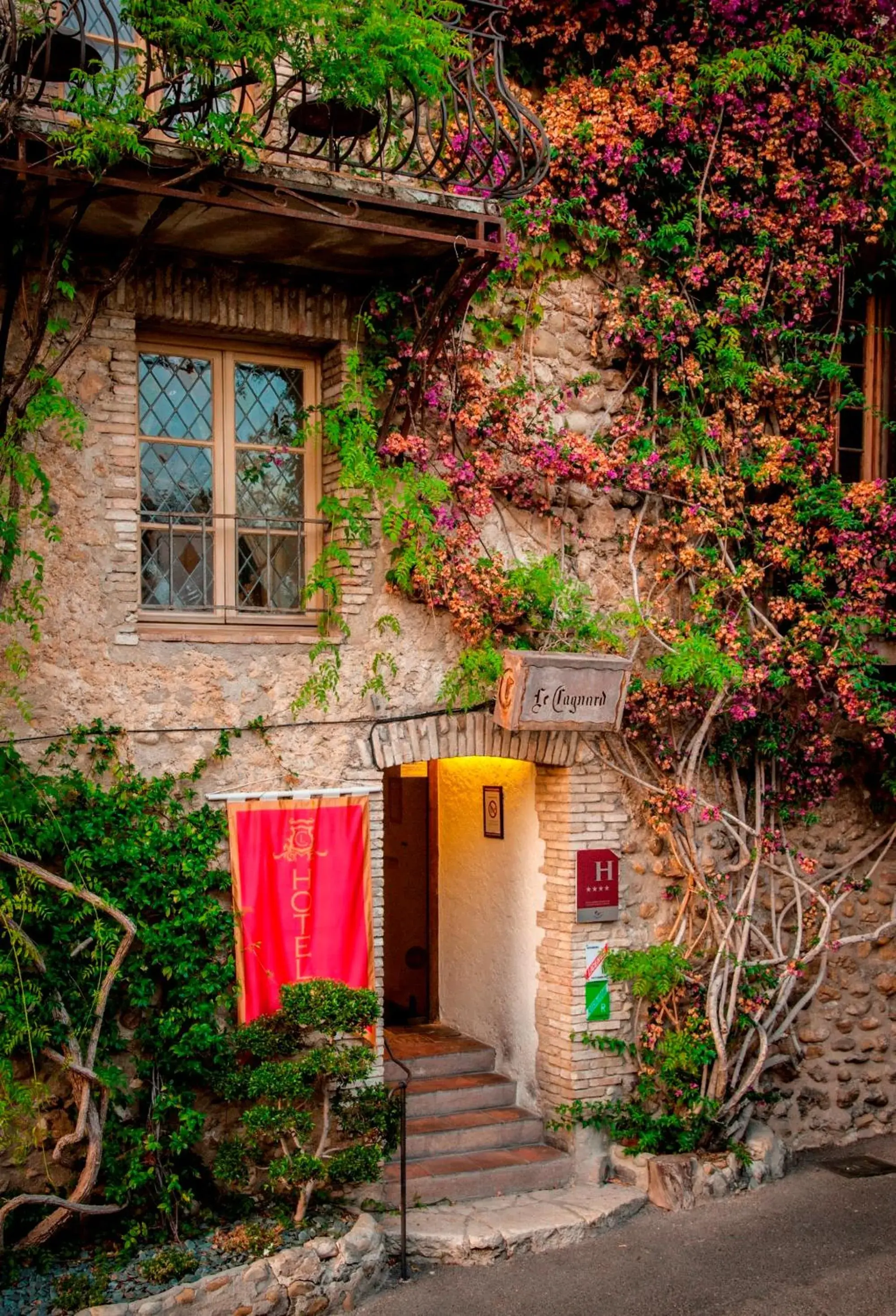 Property building, Facade/Entrance in Château Le Cagnard