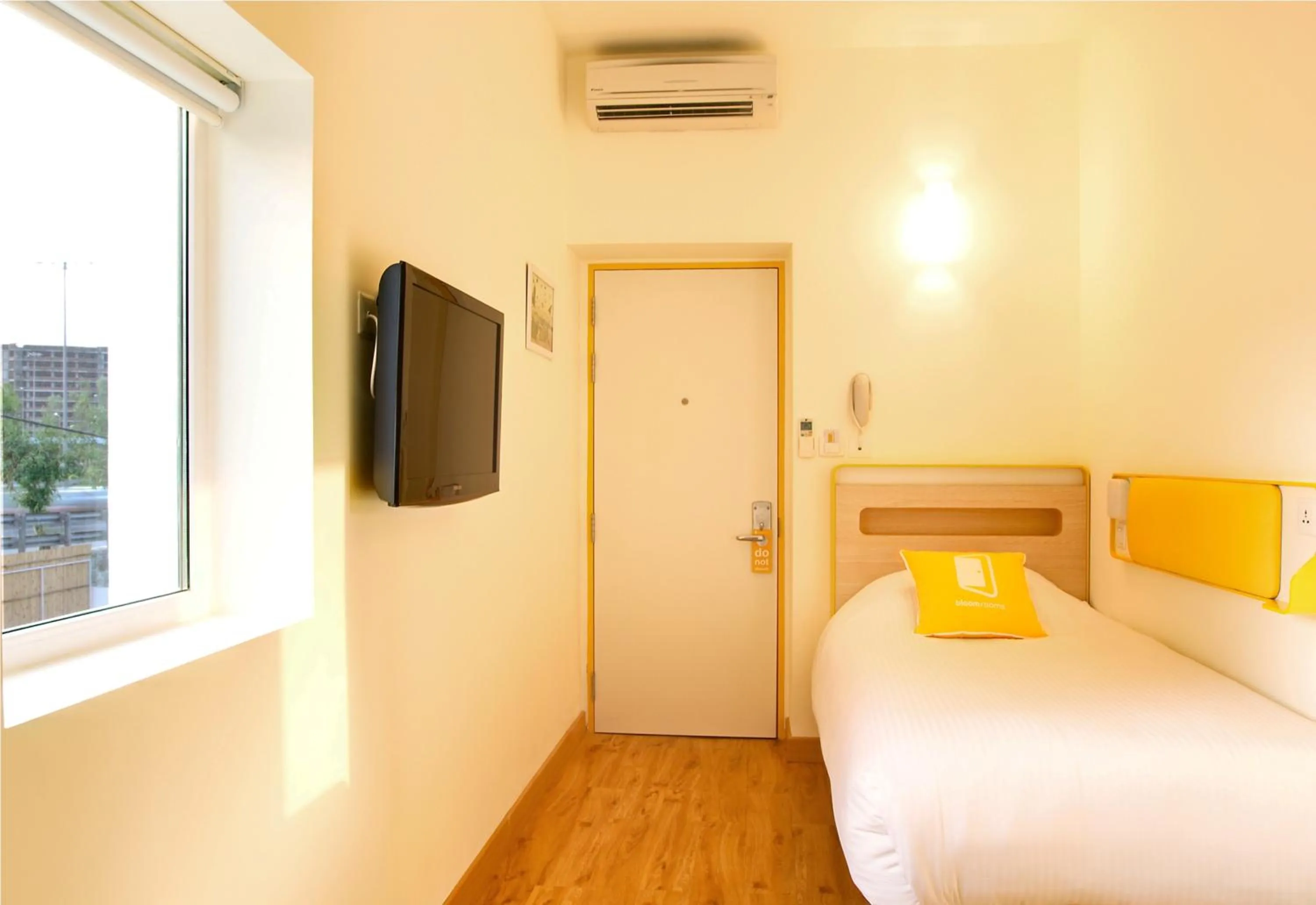 Photo of the whole room, Bed in Bloomrooms @ Link Road