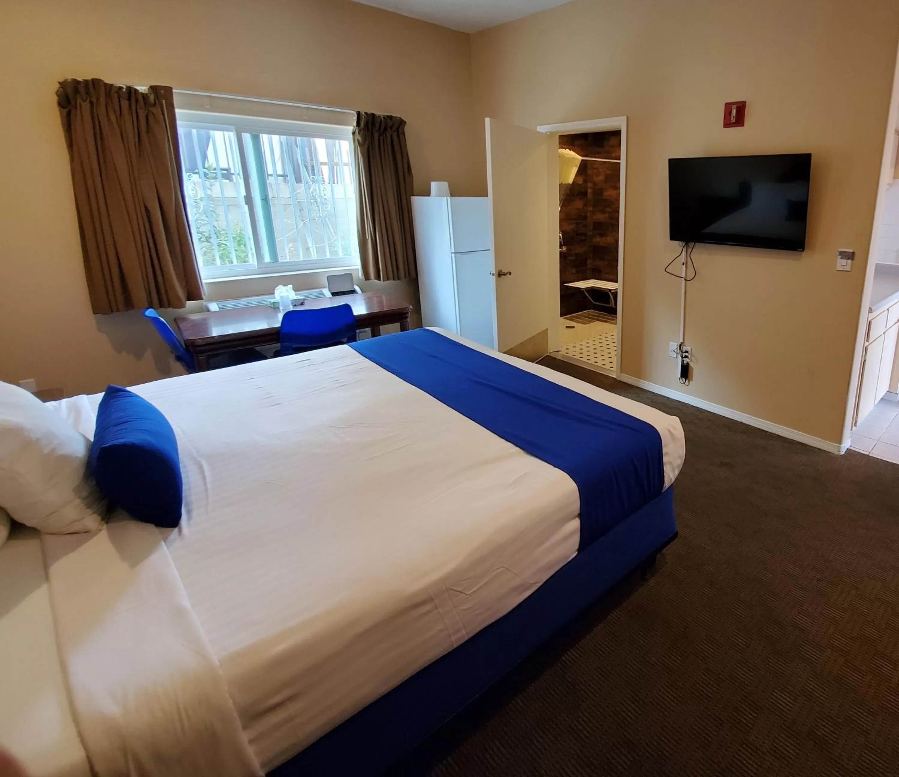 Bedroom, Bed in Colony Inn