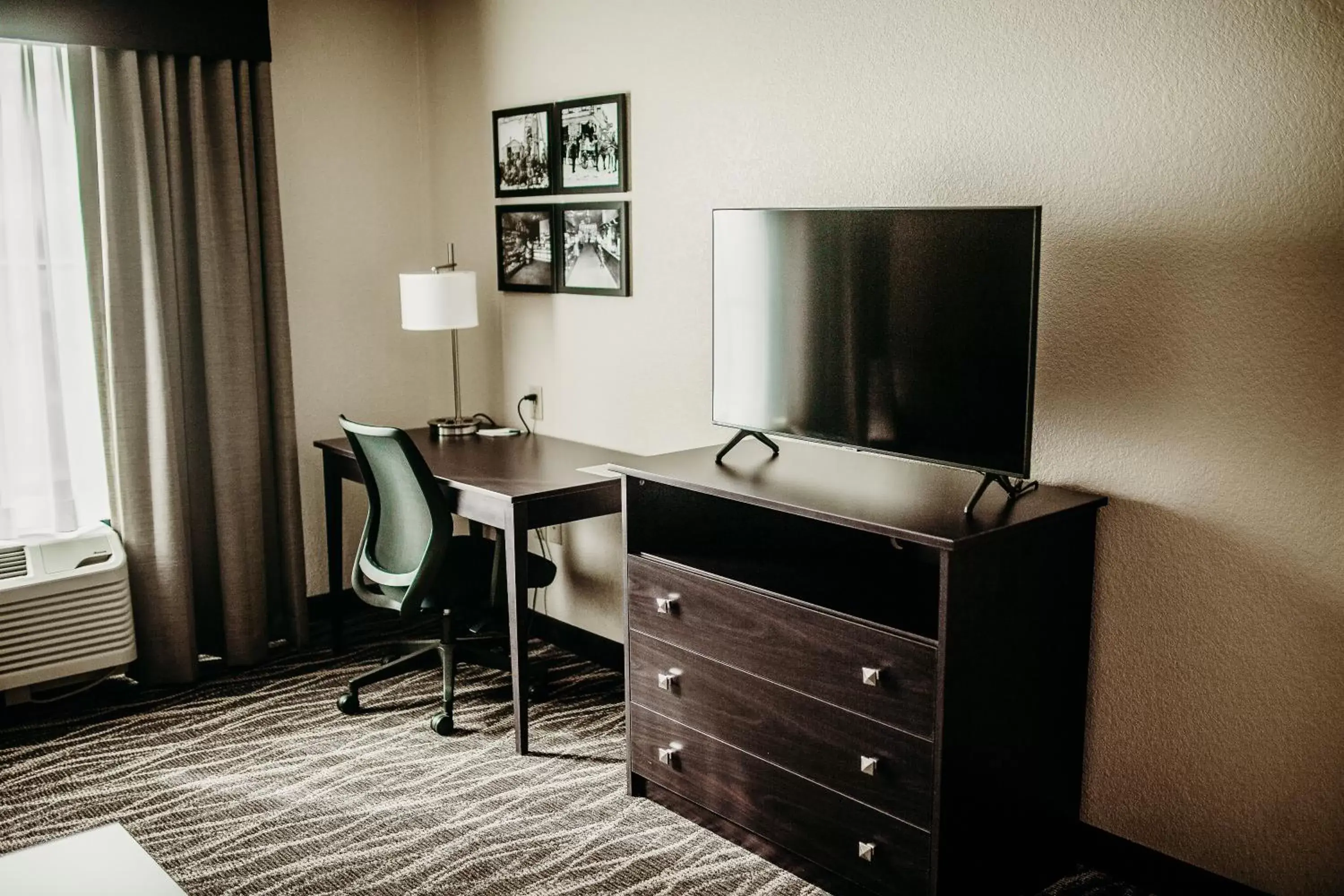 TV and multimedia, TV/Entertainment Center in Cobblestone Hotel & Suites International Falls