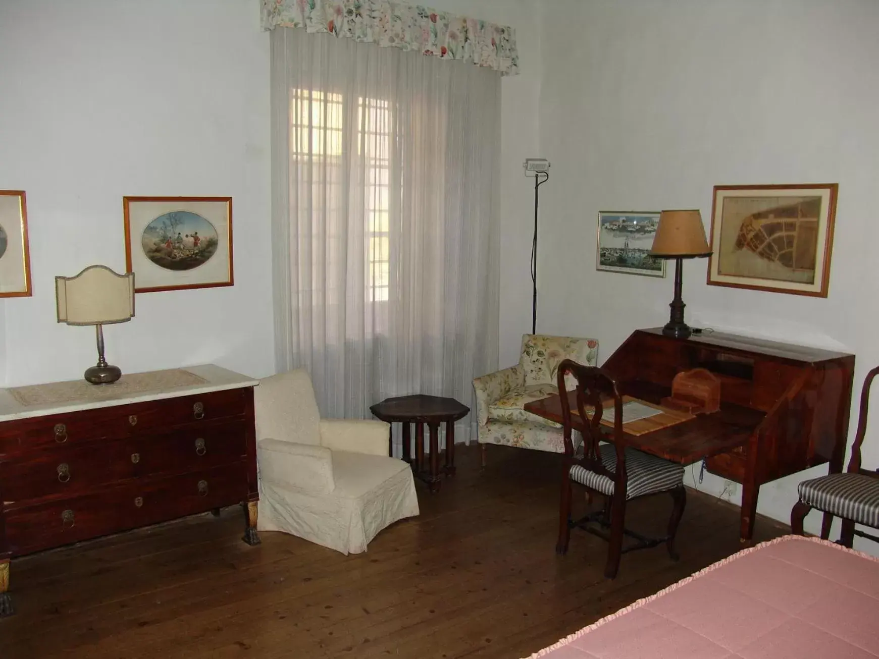 Bed, Seating Area in Villa Rucellai
