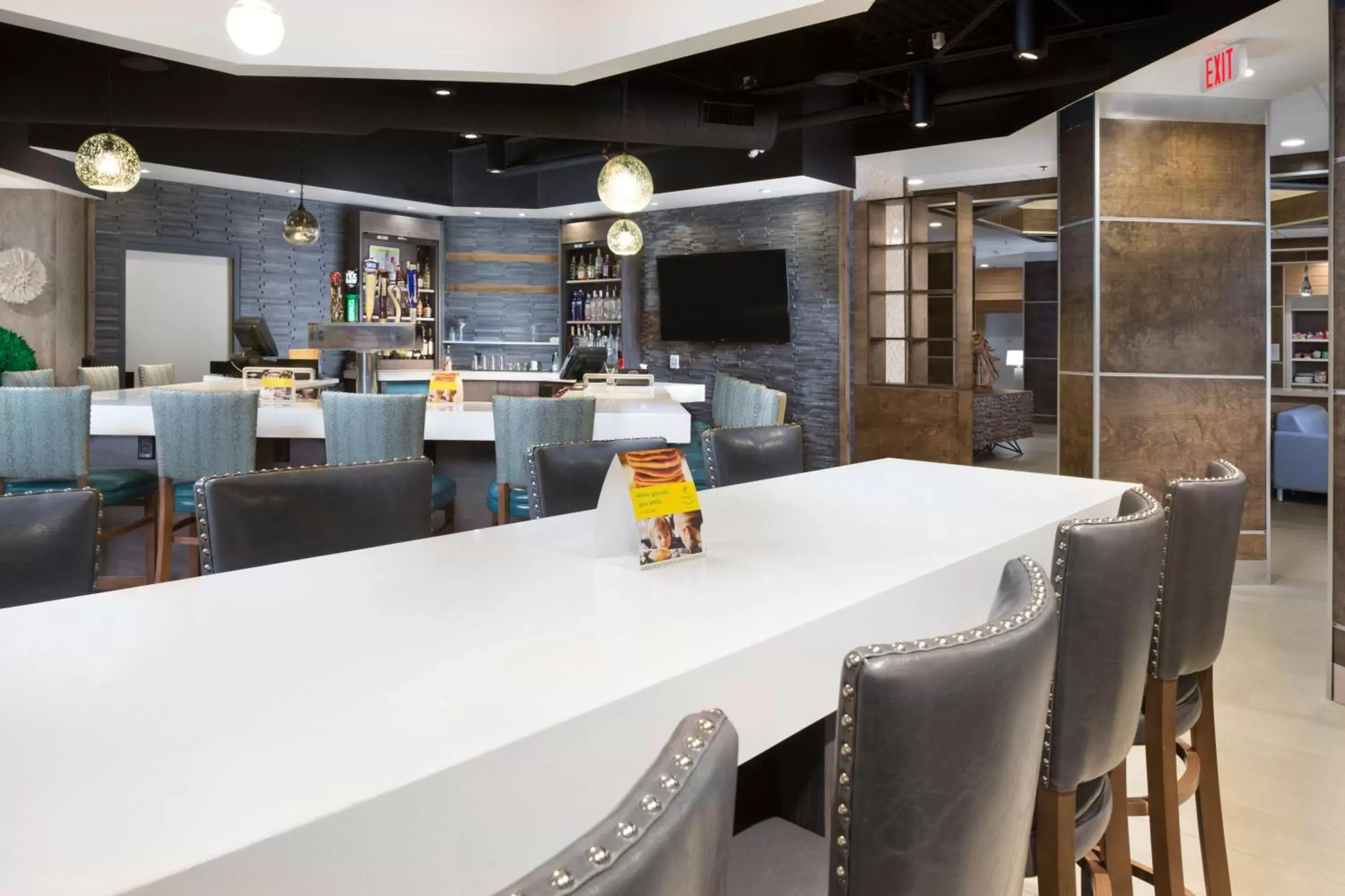 Lounge or bar in Holiday Inn Johnson City by IHG Lounge or bar in Holiday Inn Johnson City by IHG