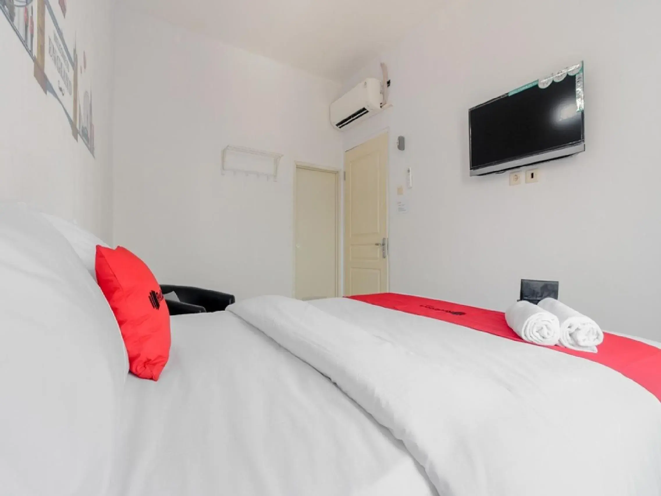 Bedroom, Bed in RedDoorz Plus near Taman Rasuna Menteng