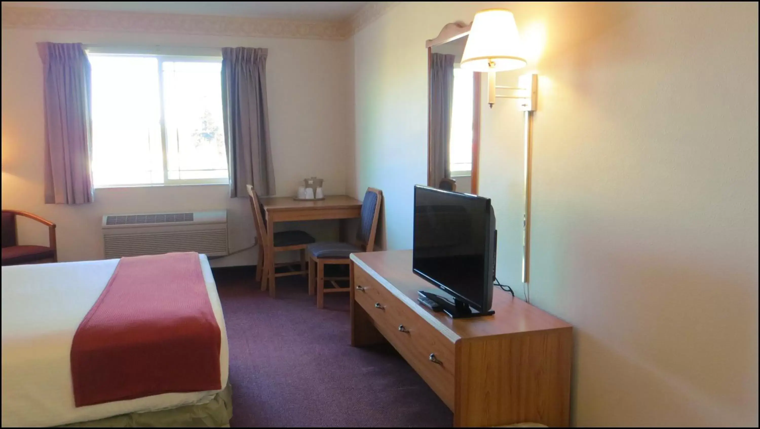 Bedroom, TV/Entertainment Center in Peppermill Empress Inn