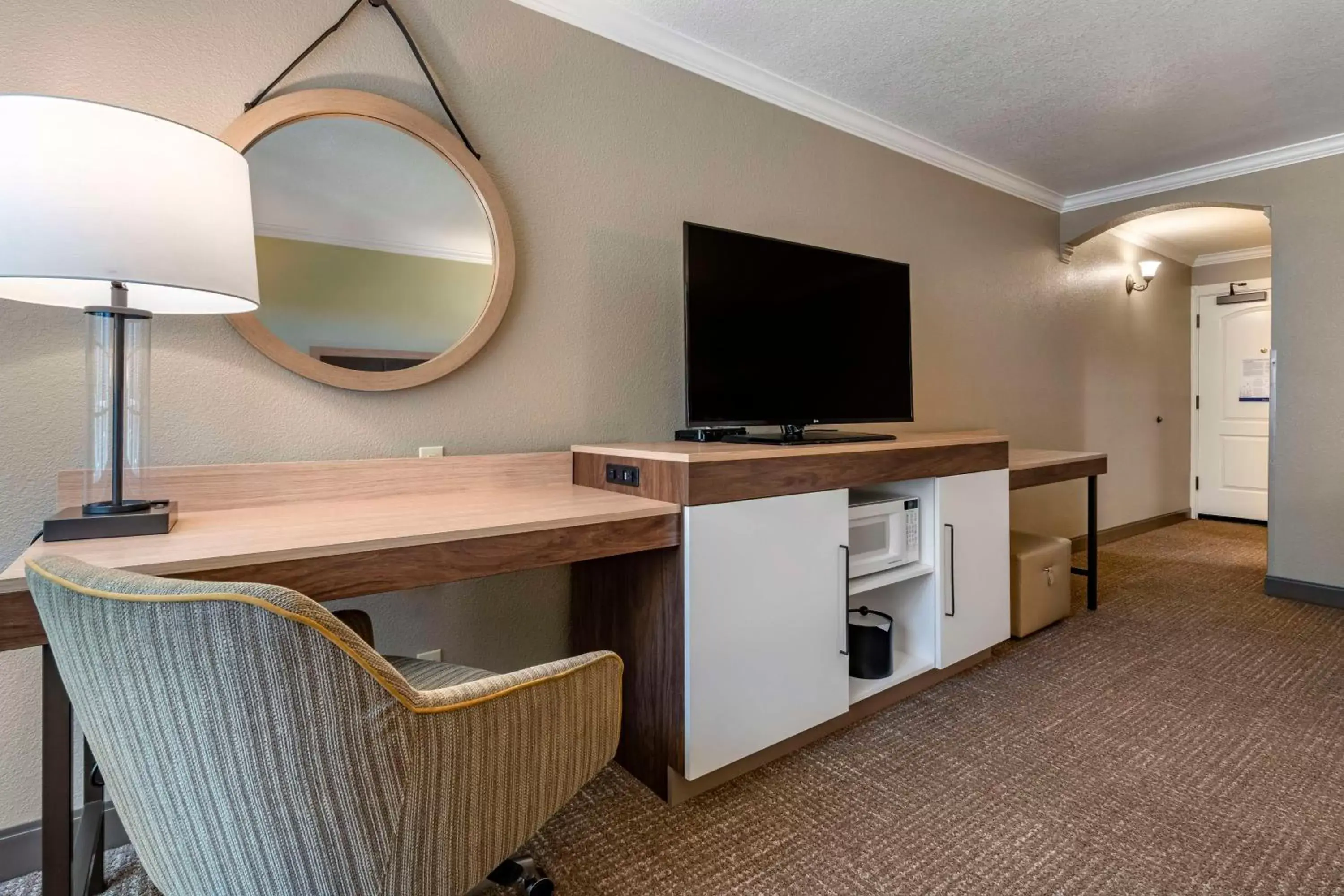 Bedroom, TV/Entertainment Center in Hampton Inn Ukiah