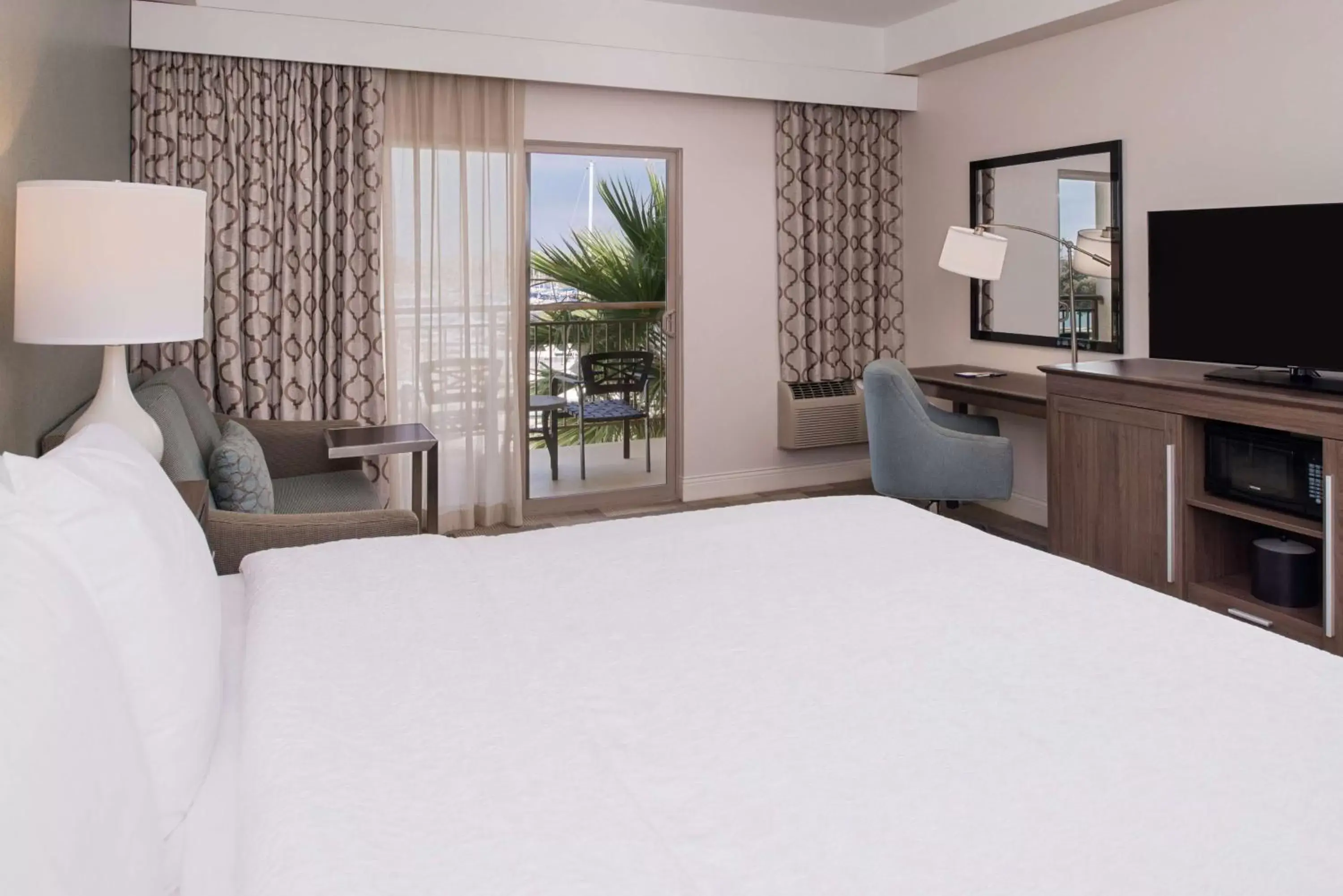Bedroom, Bed in Hampton Inn Channel Islands Harbor Bedroom, Bed in Hampton Inn Channel Islands Harbor