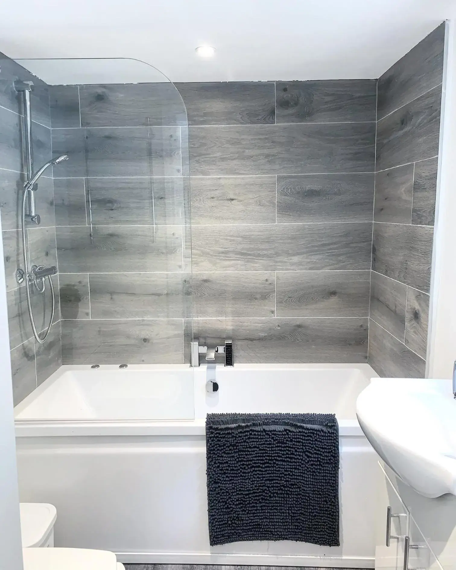 Bathroom in Albert Luxury Hottub and Jacuzzi Apartments