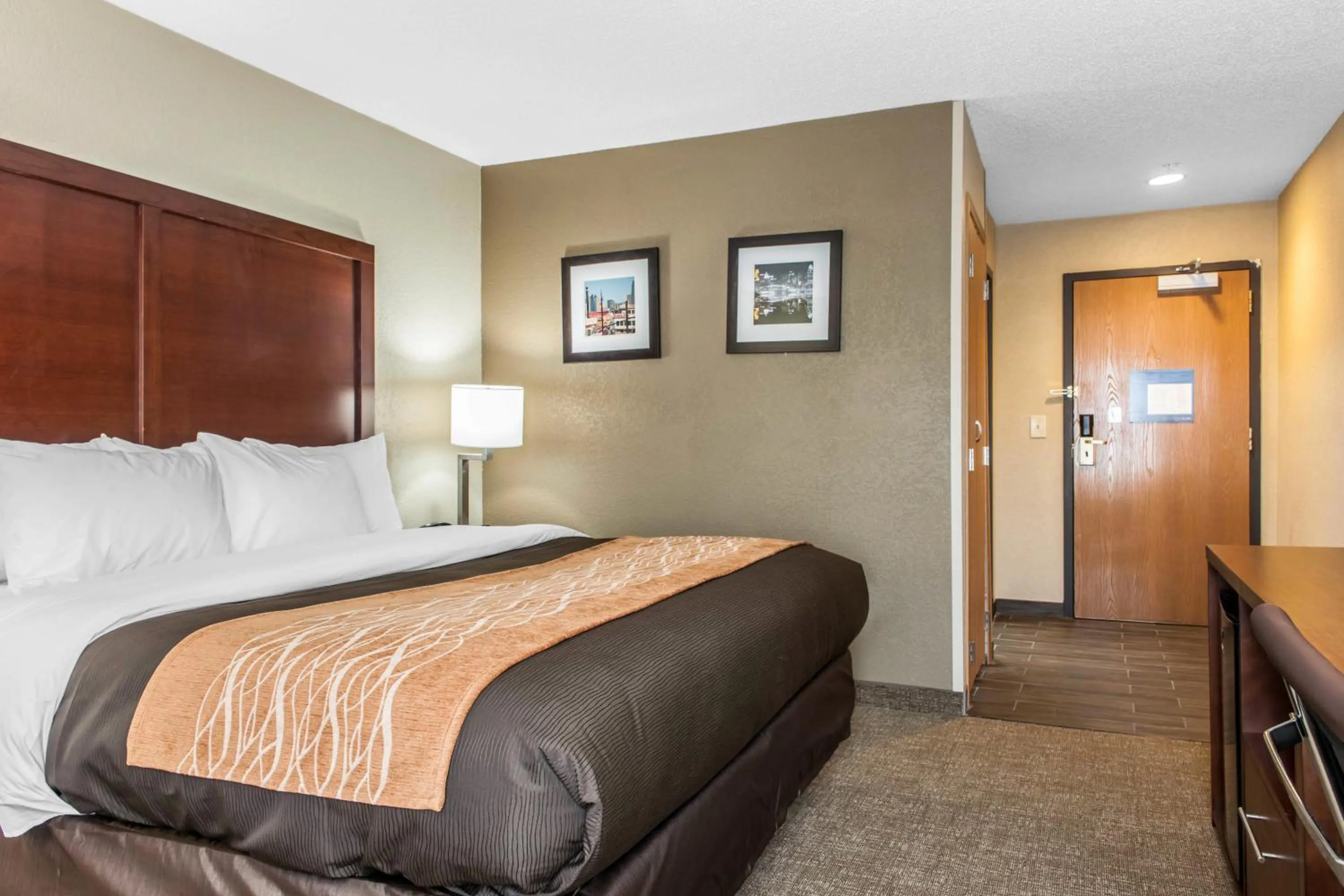 Bedroom, Bed in Comfort Inn Blue Ash North