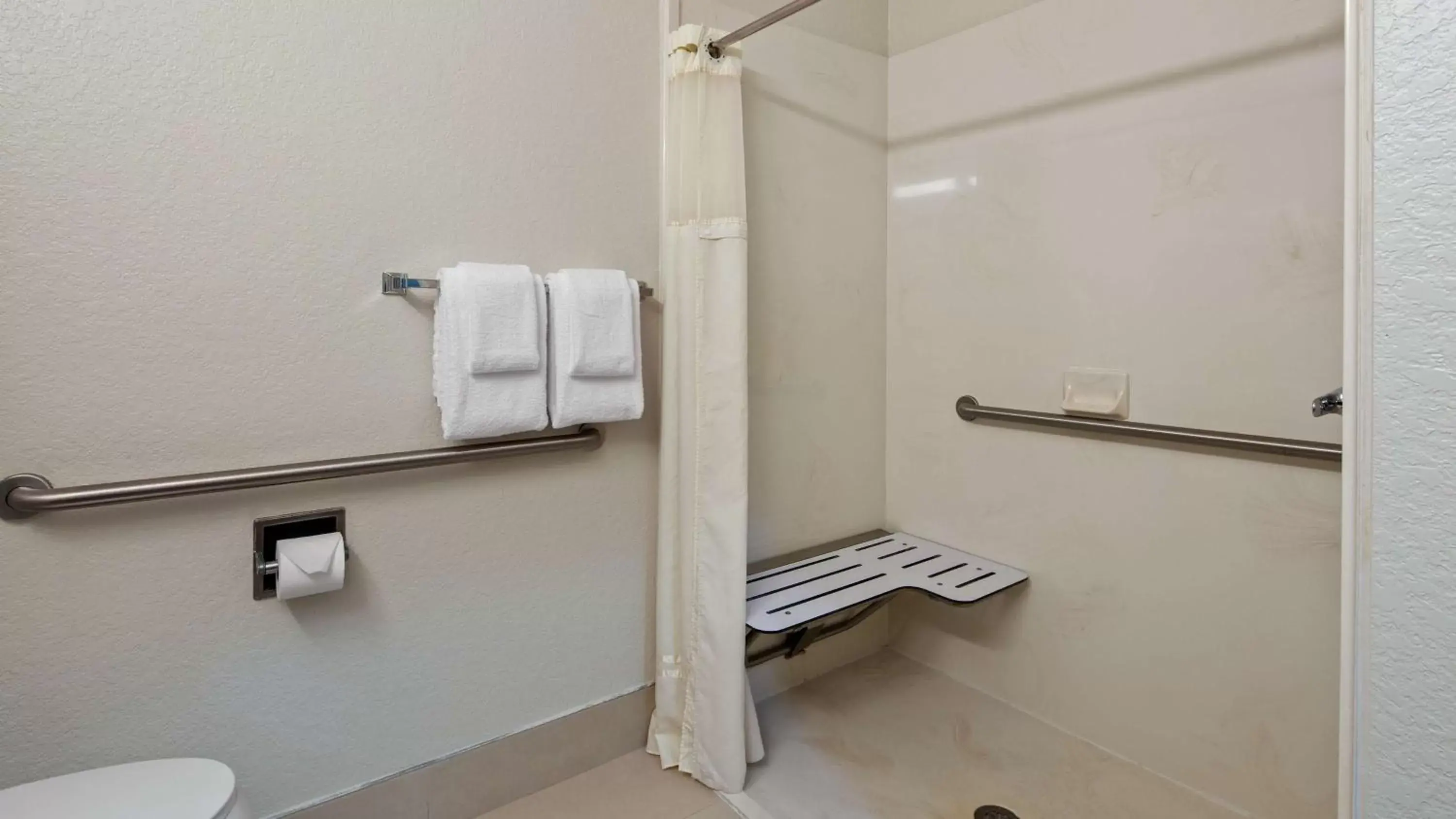 Photo of the whole room, Bathroom in Best Western Heritage Inn and Suites