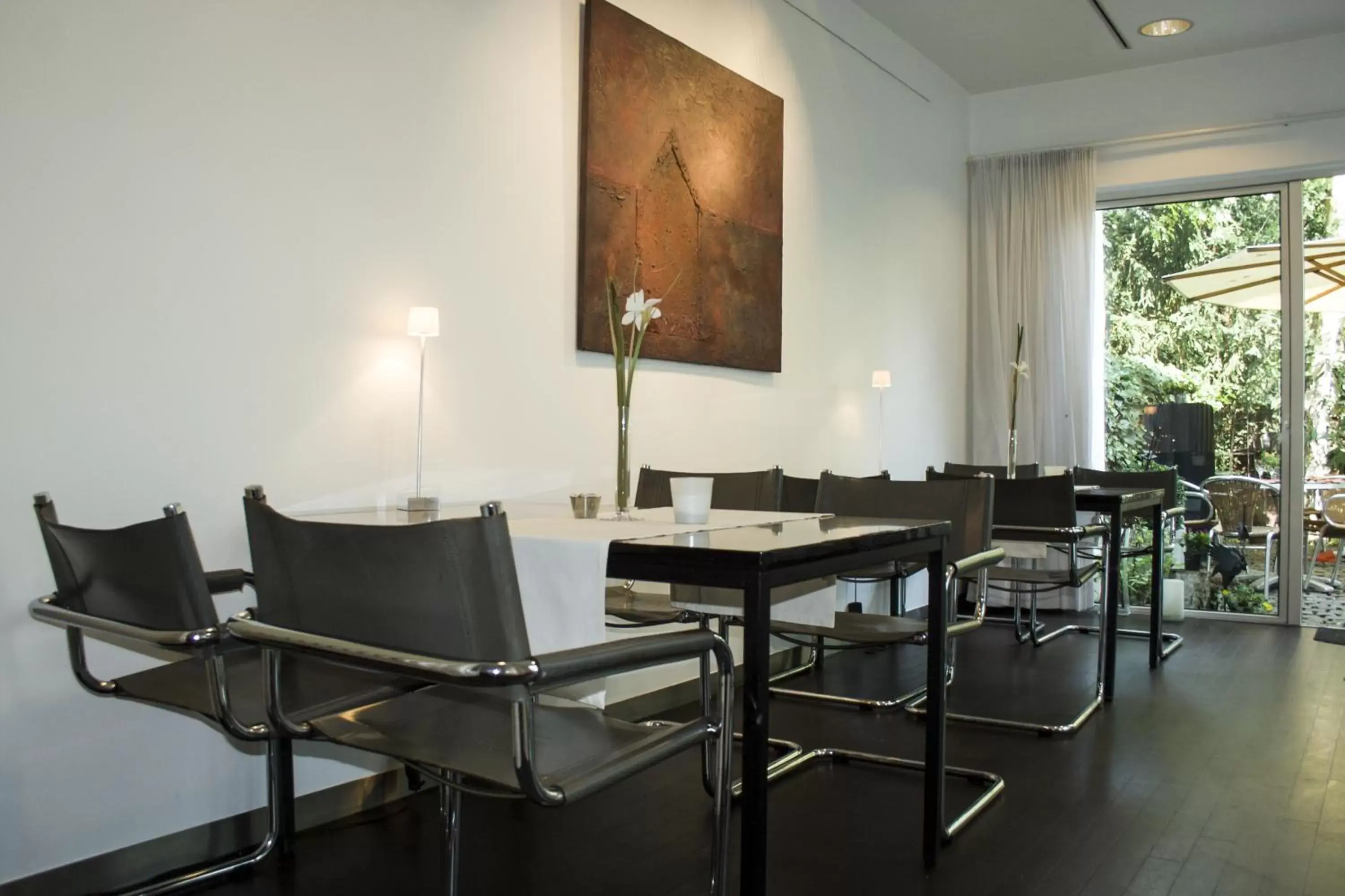 Restaurant/Places to Eat in Aussen Alster Hotel