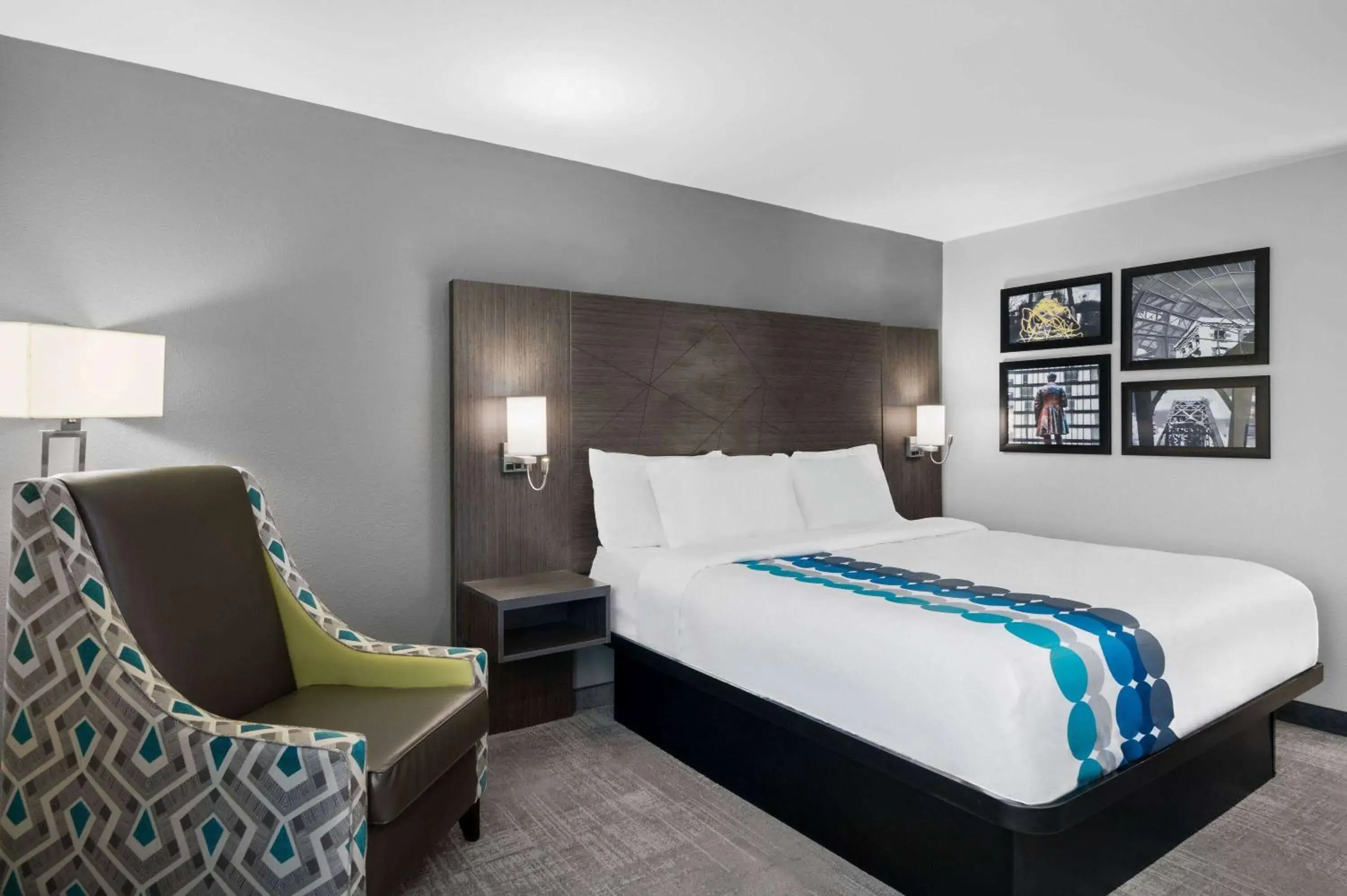 Photo of the whole room, Bed in La Quinta Inn by Wyndham Indianapolis Airport Executive Dr